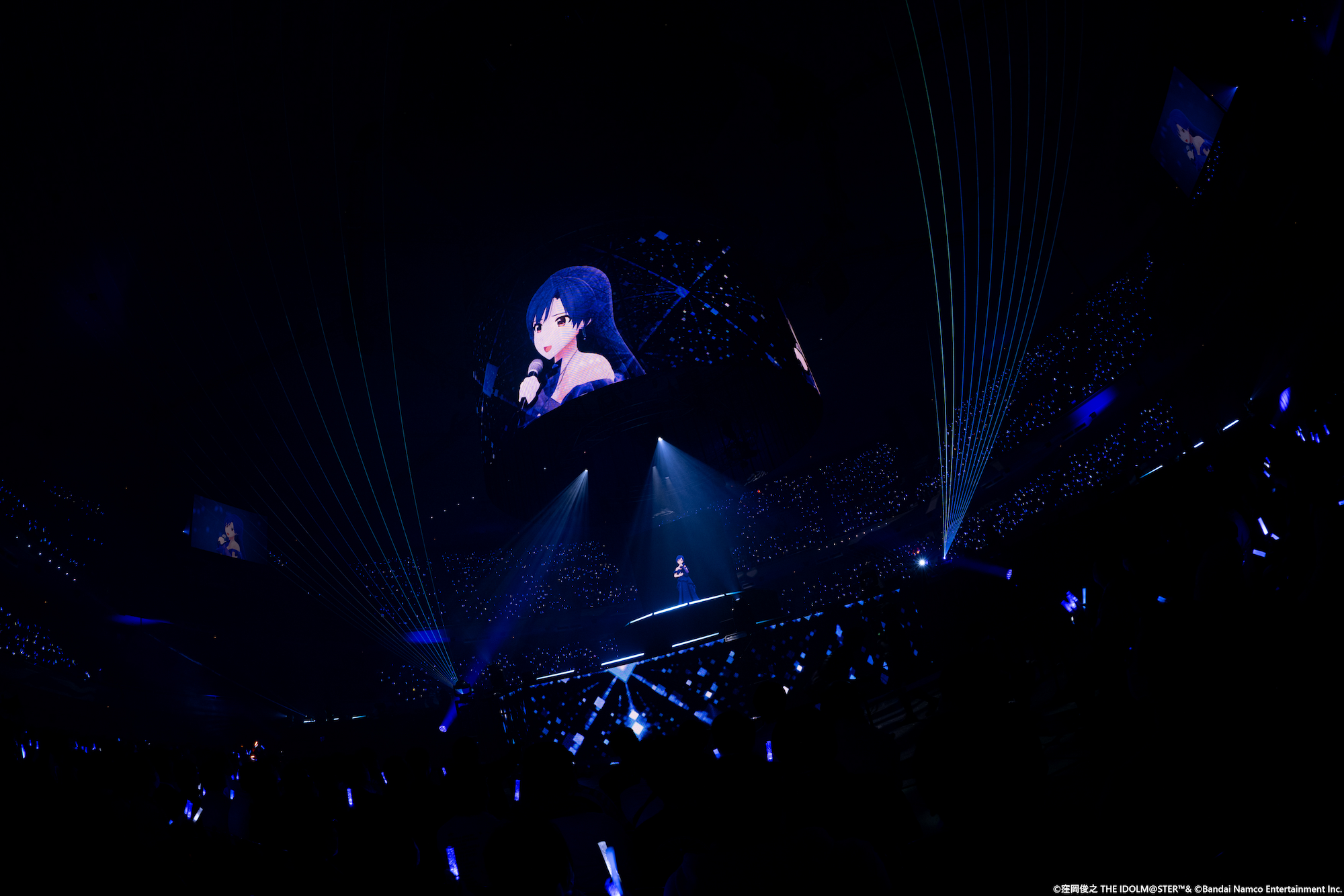 圧倒的な演出と、本人がそこにいるかのような映像に、観客はステージに釘付けとなった