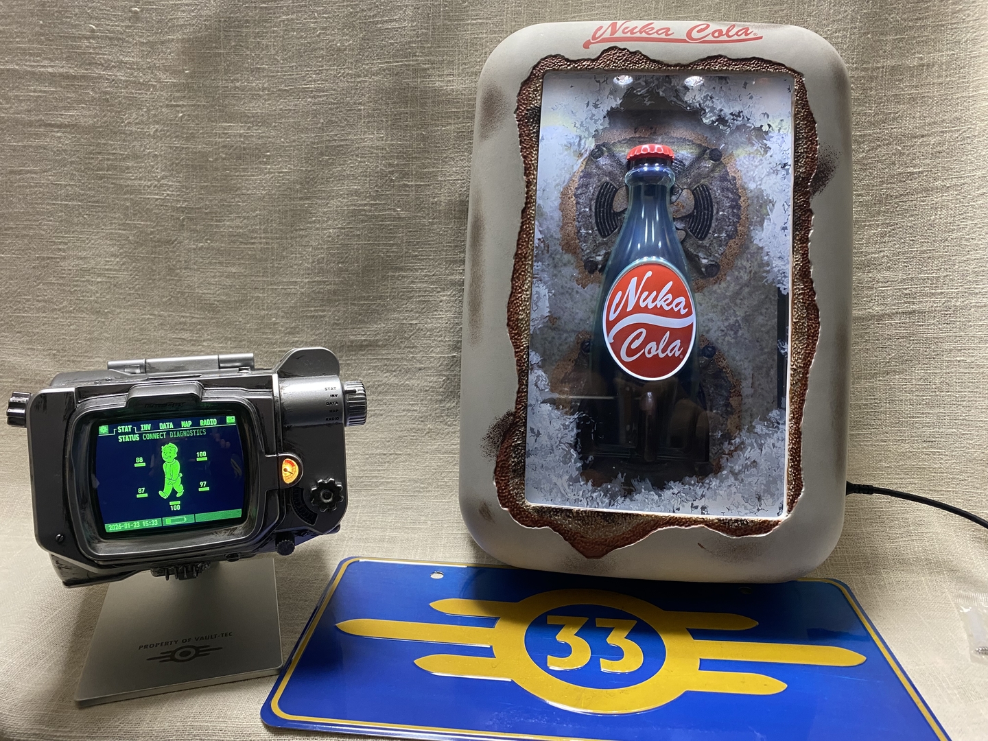 飾り方によっていろいろな楽しみ方ができそうだ。なお、下部のグッズは同じく新グッズの「Fallout メタルナンバープレート（Vault 33）」である