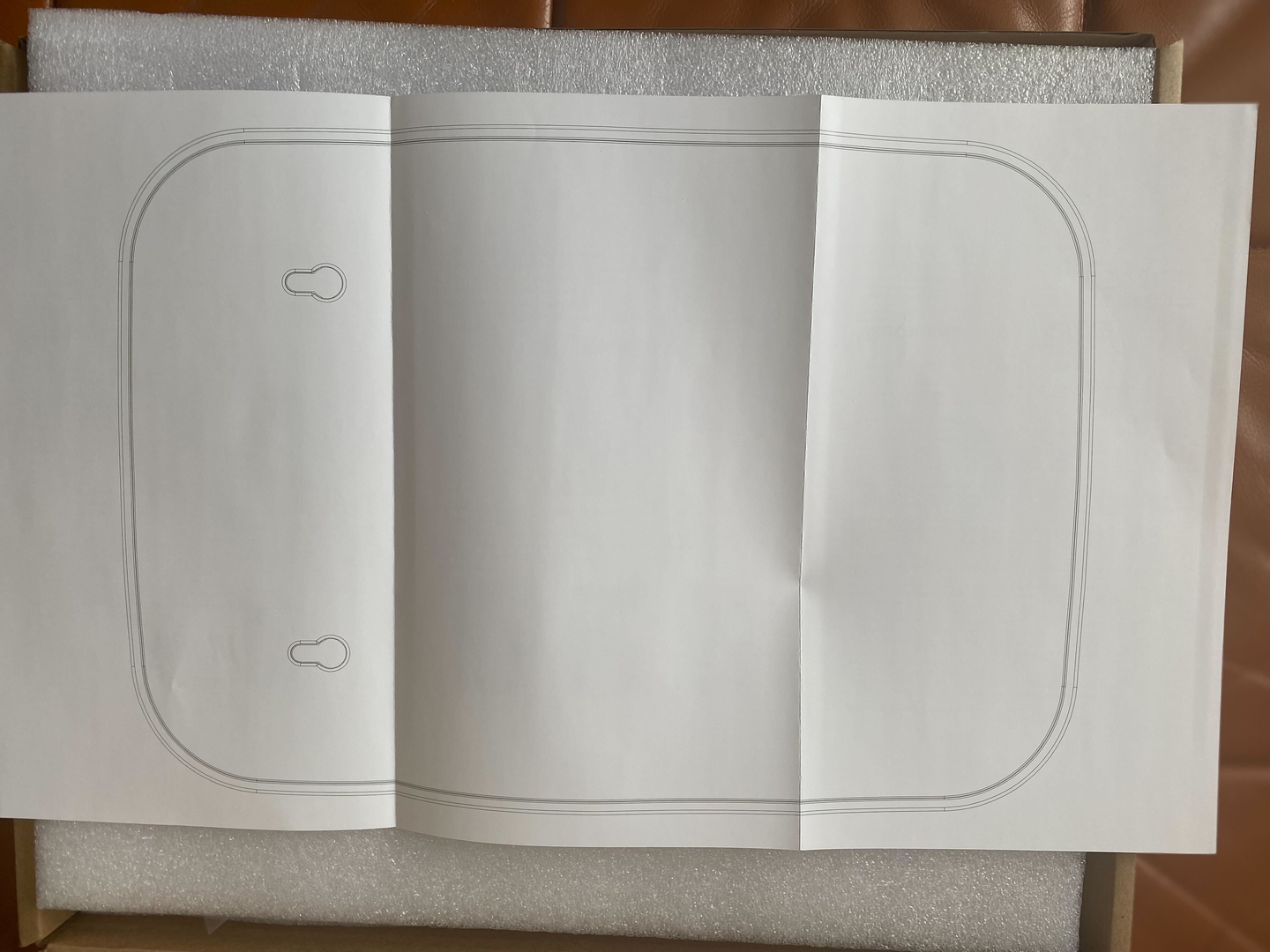 英語版の説明書を広げると裏面にはグッズと同じサイズの図がプリントしてある。設置場所選びに便利だ