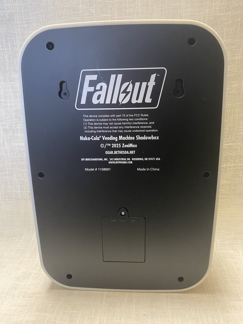 壁掛け用のネジは「Fallout」のロゴの両端に1つずつ取り付けられる