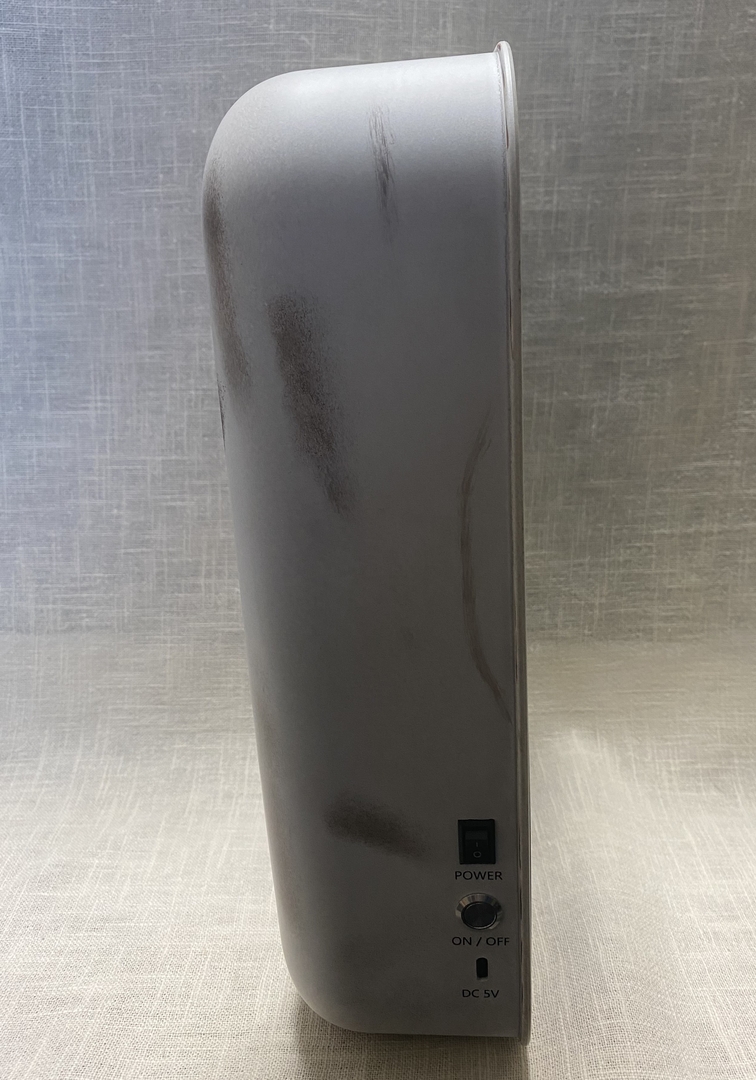 電源ボタンとライトのスイッチは右側面に付いている。電源ボタンで電源を入れ、スイッチでライトのON/OFFを切り替える仕組み。使わないときはライトの消耗を避けるためにも電源ボタンをオフにしておいた方がいいだろう