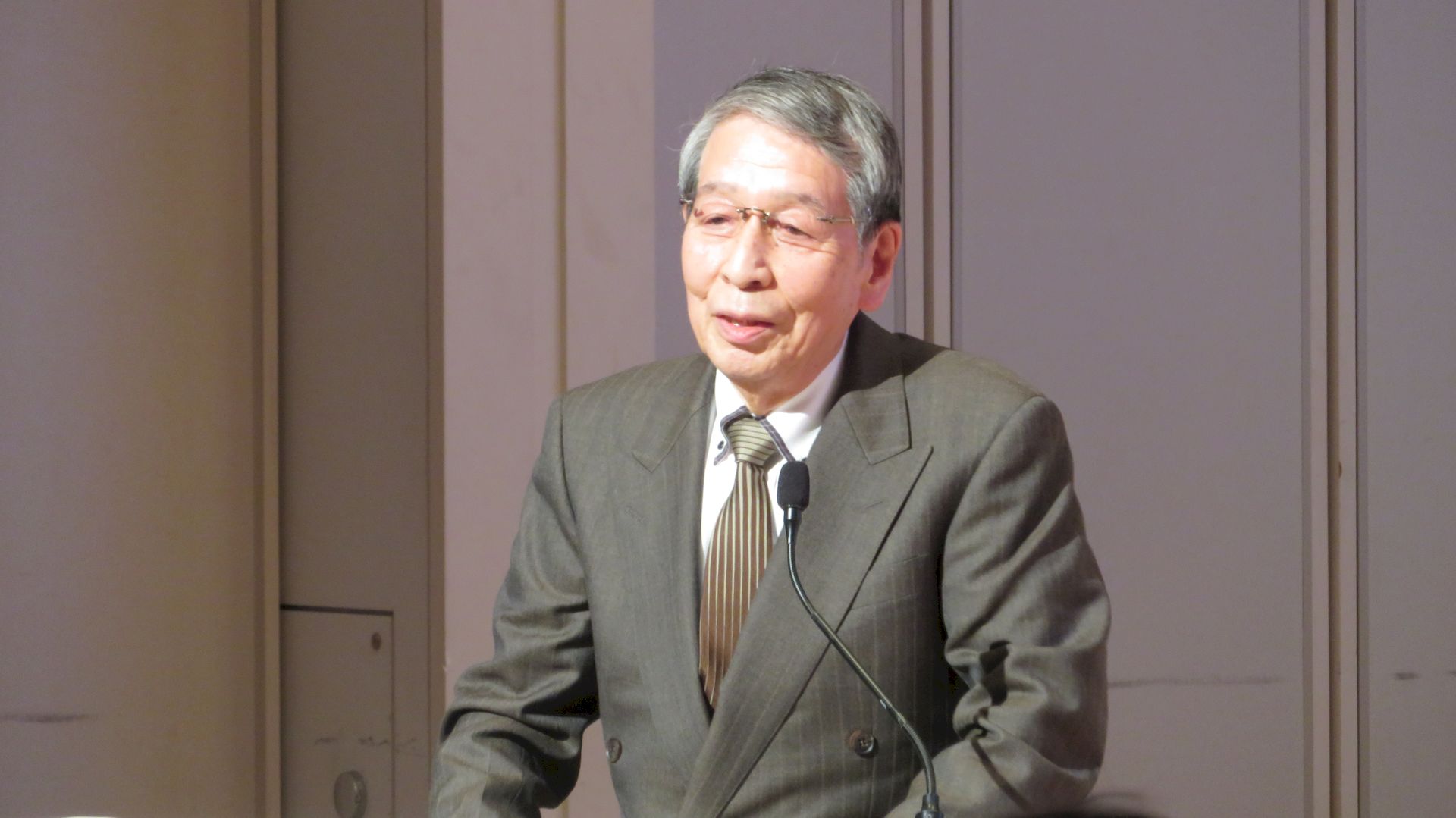 閉会の挨拶をする、タイトーアドバイザーの西角友宏氏