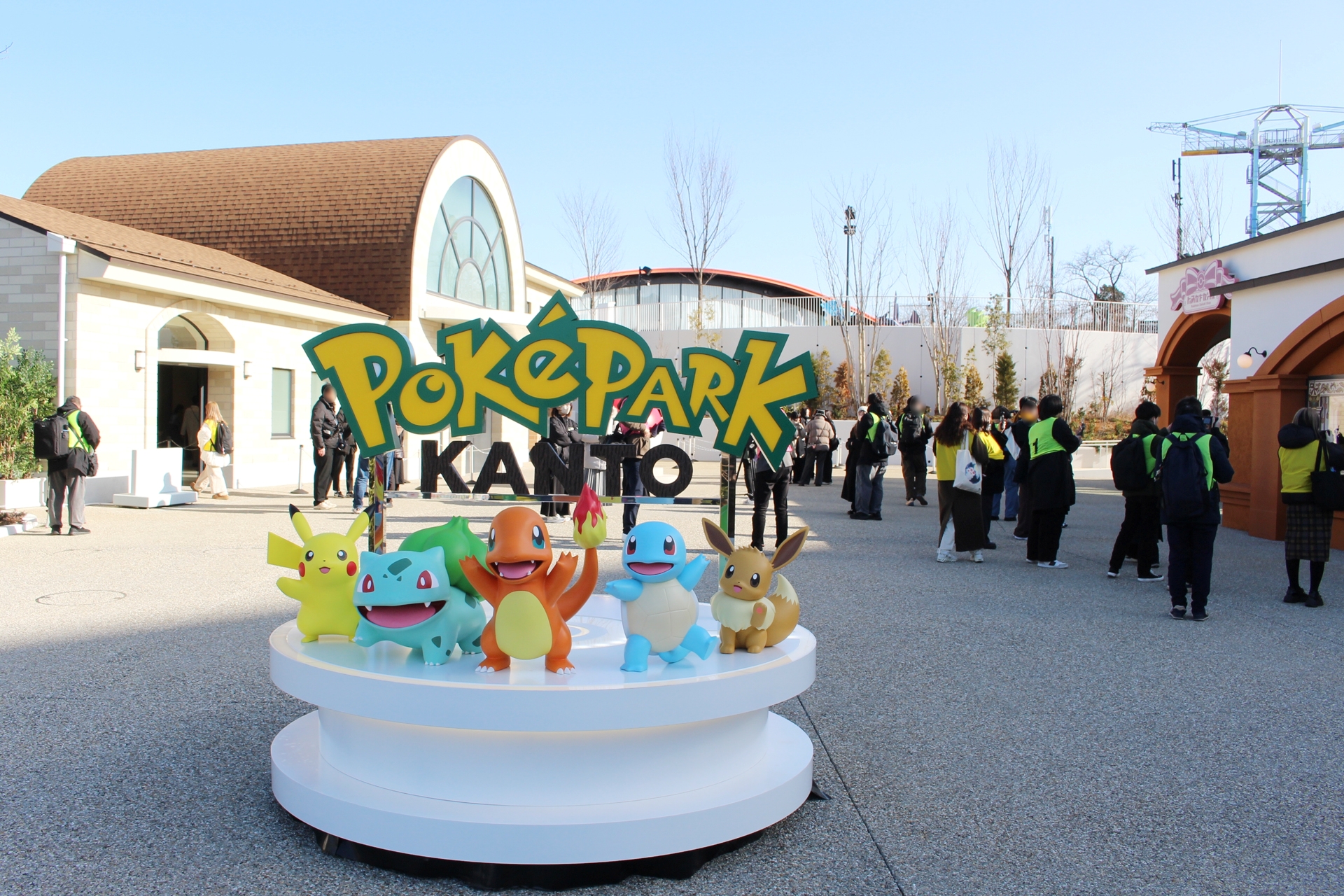 カントー地方を舞台とした「ポケモン 赤・緑」に登場する5匹のポケモンが目印。向かって左側が「セッコク博士研究所」、右側が「ポケモンだいすきショップ」だ