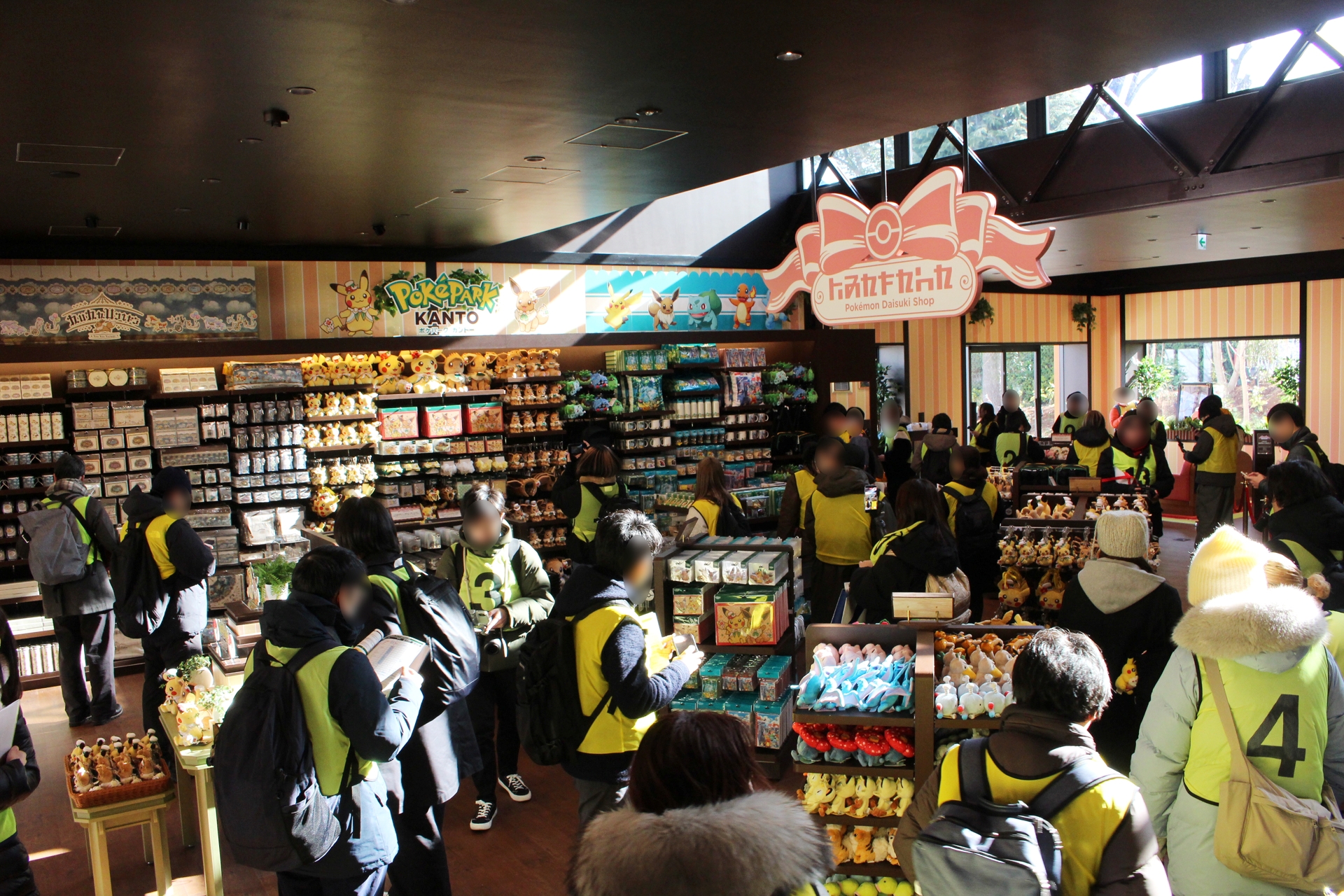 店内の様子。晴れの日は上の窓から日差しが差し込む