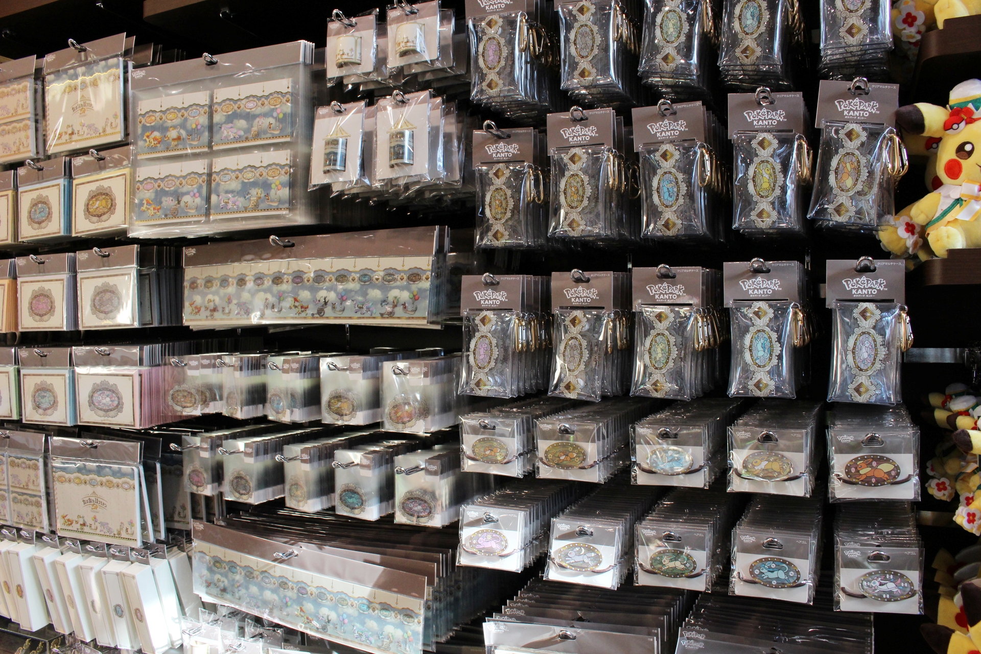 ロゴ入りのタグがポケパーク カントーのオリジナルグッズ。こちらはカヤツリタウンにある乗り物「ブイブイヴォヤージュ」がモチーフのグッズ