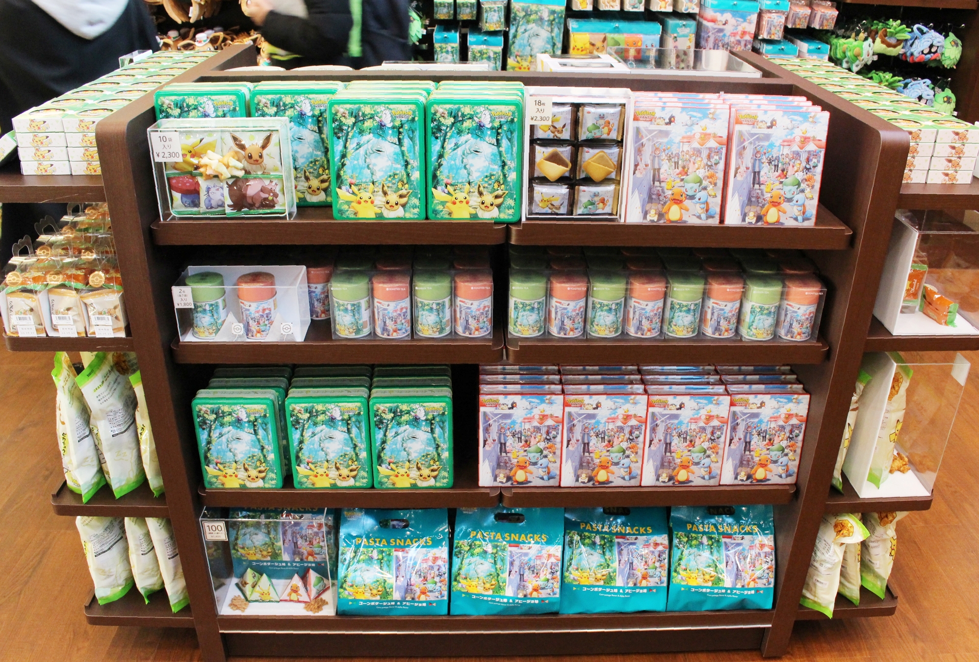 お菓子や食べ物はお土産の定番。可愛いパッケージにも注目