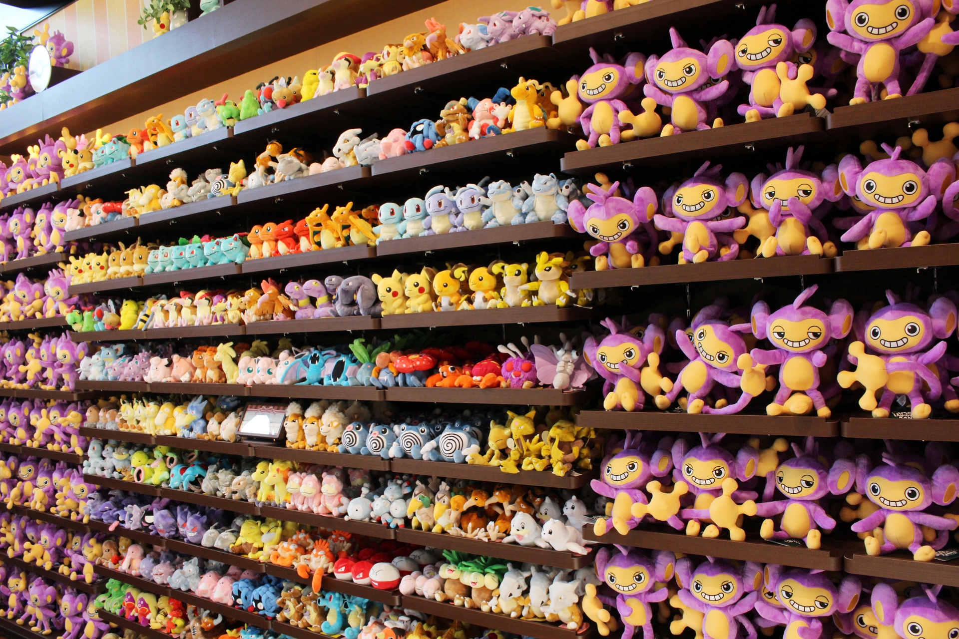 ぬいぐるみやアパレルもある