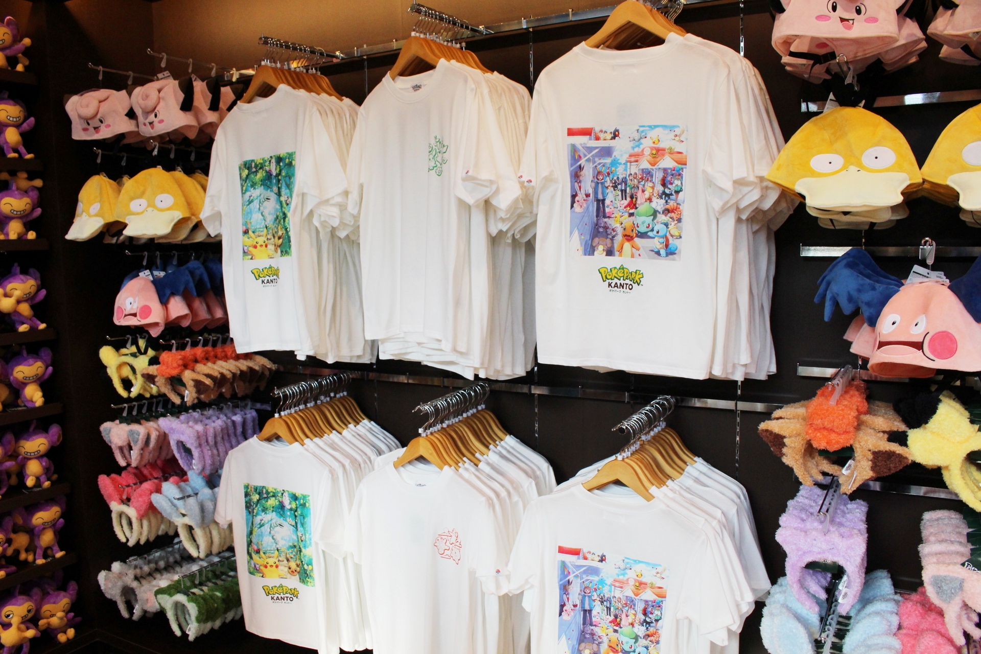 ぬいぐるみやアパレルもある