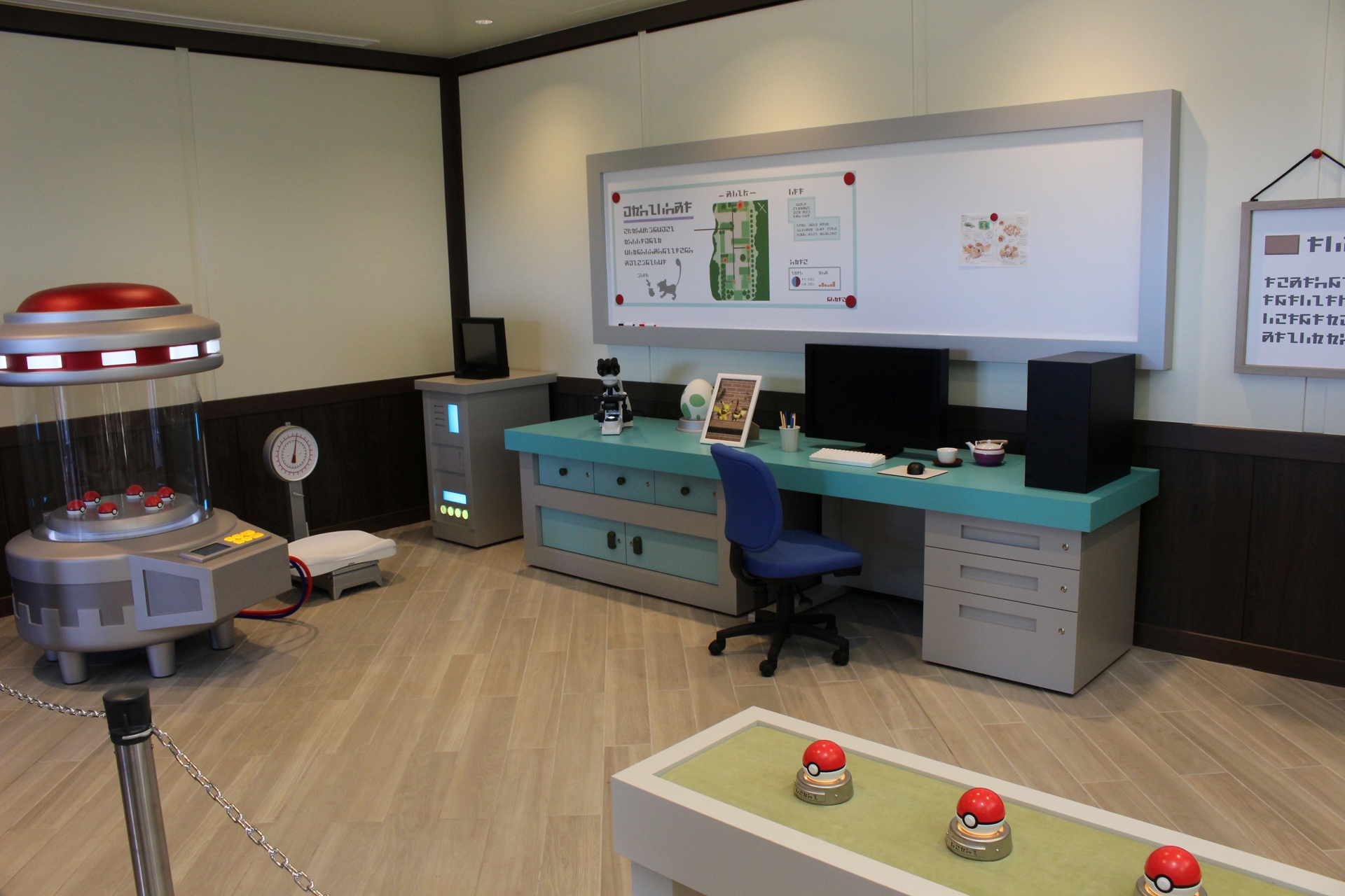 ポケモントレーナーには馴染み深い研究所内の様子。3つ並んだモンスターボールを見ると、冒険の始まりの予感がしてくる