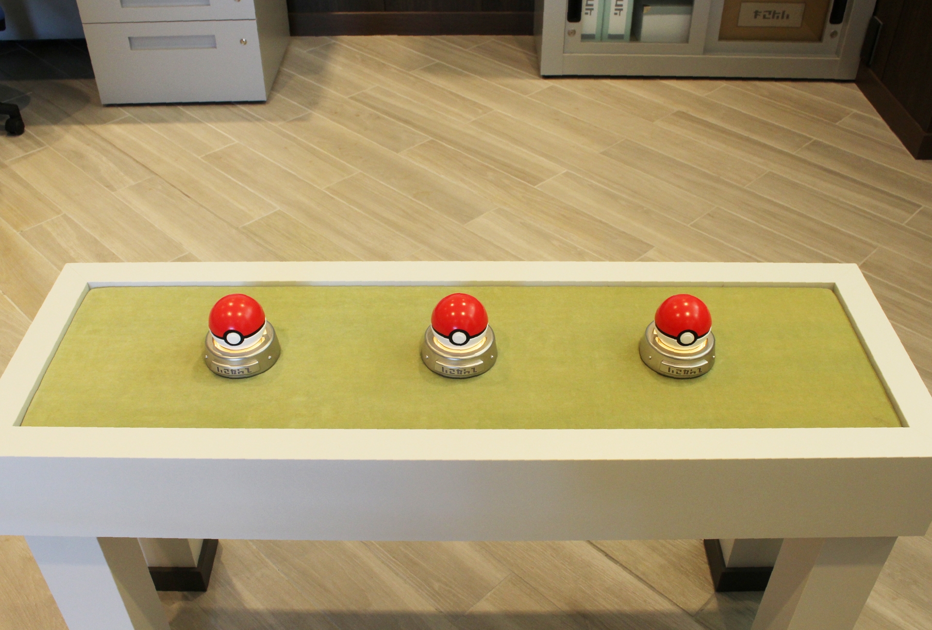 ポケモントレーナーには馴染み深い研究所内の様子。3つ並んだモンスターボールを見ると、冒険の始まりの予感がしてくる