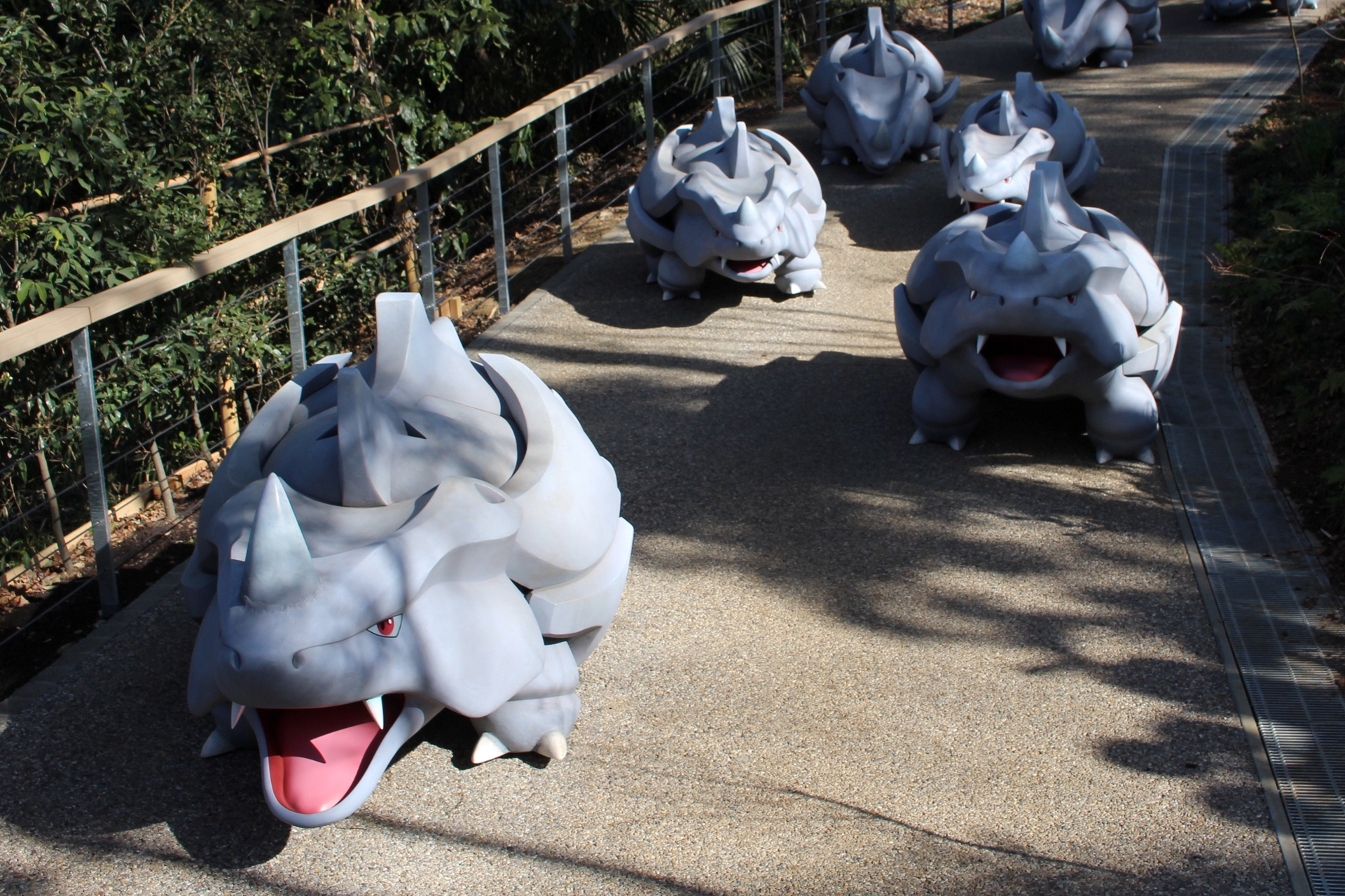 坂の上からサイドンの群れが突進してくる「サイドンのとっしんざか」