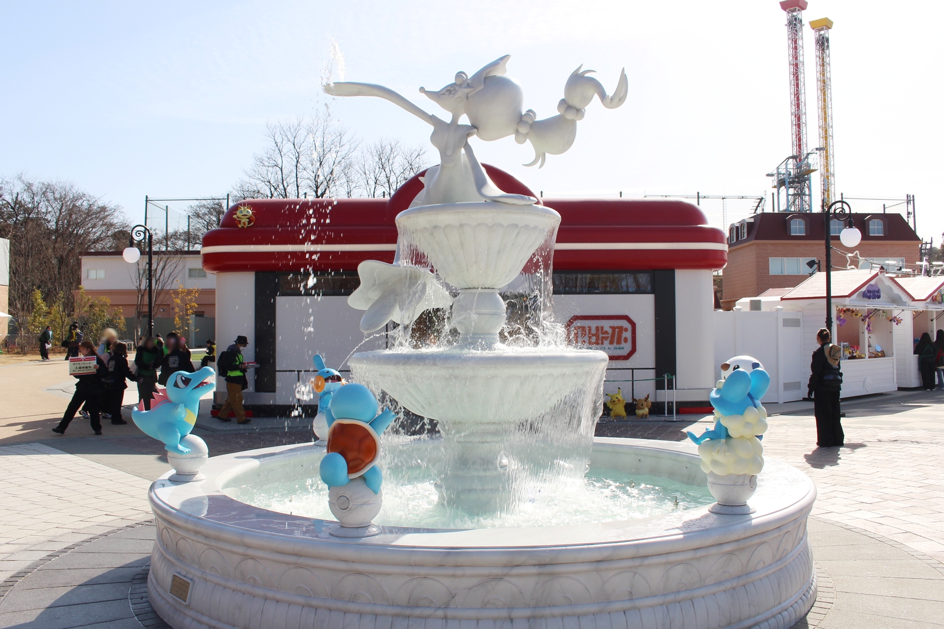 カヤツリタウンの象徴「アシレーヌの噴水」。ポケパーク カントーでは数少ない水場で、みずタイプのポケモン達が遊んでいる