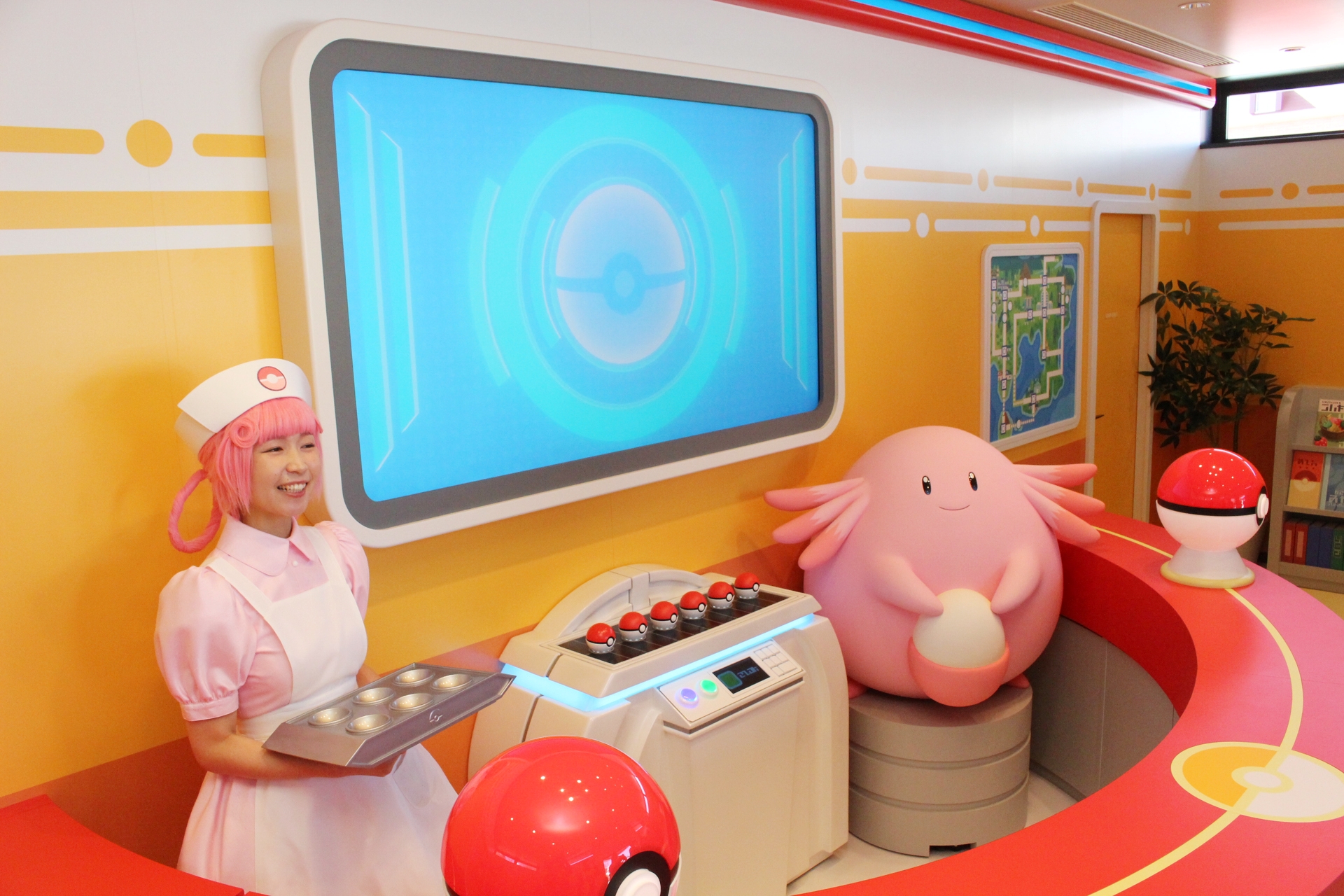 ポケモンセンターは、冒険で疲れたポケモン達を休ませる場所。モンスターボールをスタッフのお姉さんに預ける体験ができる