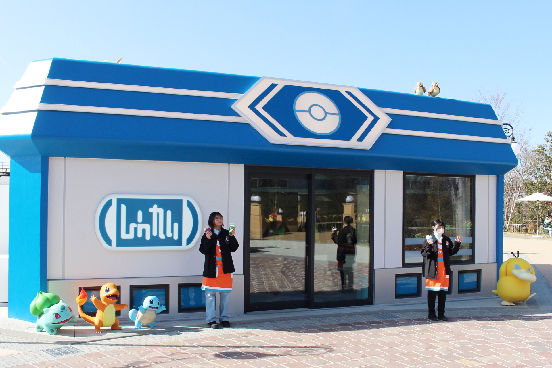 フレンドリィショップはトレーナー向けのショップで、オリジナルドリンクを販売中。モンスターボールの袋から出てくるアイシングクッキーのクオリティも高い！