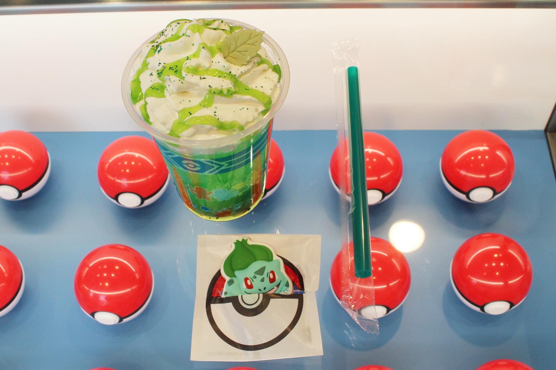 フレンドリィショップはトレーナー向けのショップで、オリジナルドリンクを販売中。モンスターボールの袋から出てくるアイシングクッキーのクオリティも高い！