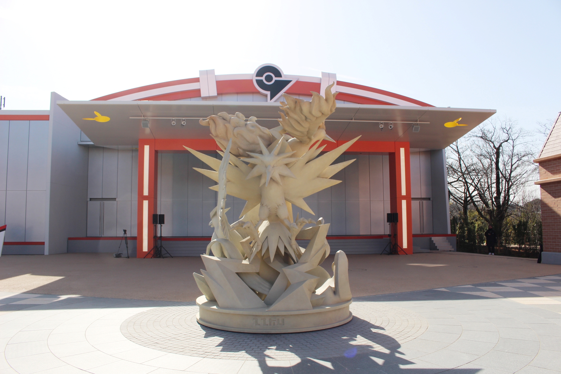 カヤツリタウンのジム「カヤツリジム」。正面には伝説のポケモンの像が建ち、中では後述のステージショーが行われる