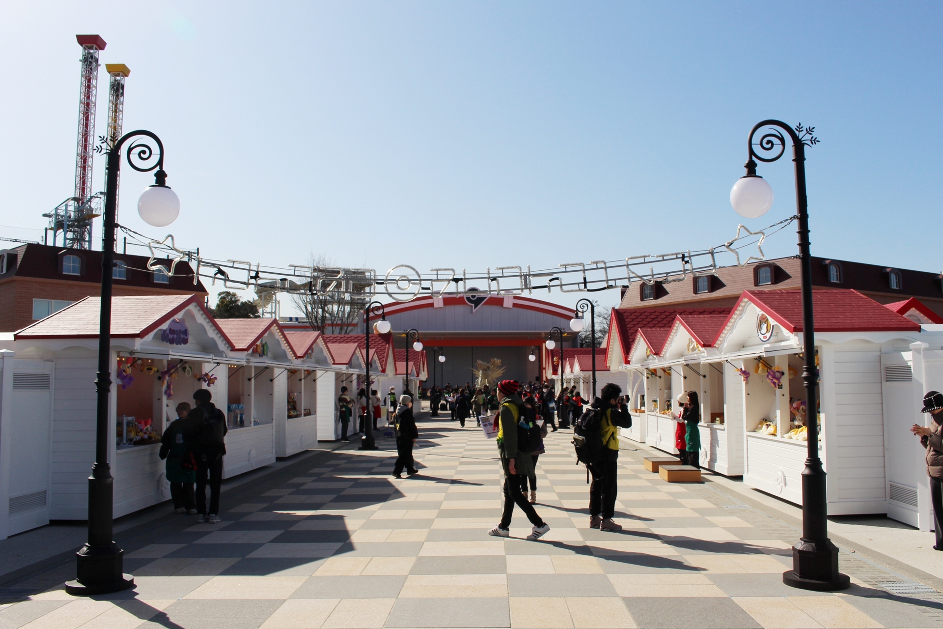 ジムを正面に望むメインストリートにショップワゴンが並ぶトレーナーズマーケット