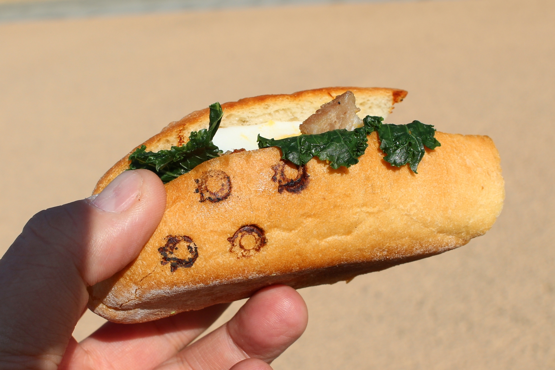 「チルタリスのはねやすめキッチン」で販売されるバケットサンドには、ポケモンの足跡の焼き印が押されている。足跡は複数の種類があるようだ