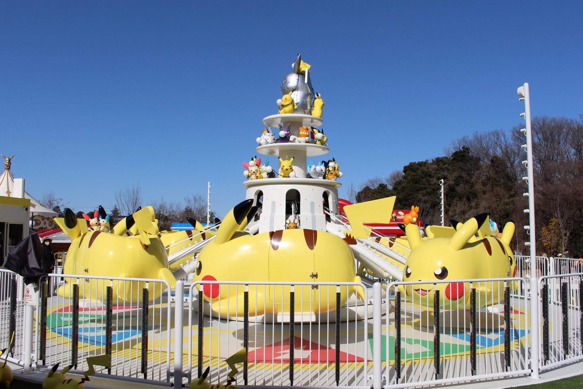 大きなピカチュウ達がグルグル回る「ピカピカパラダイス」。中央に集まったでんきタイプのポケモンがライドを動かしているのだ