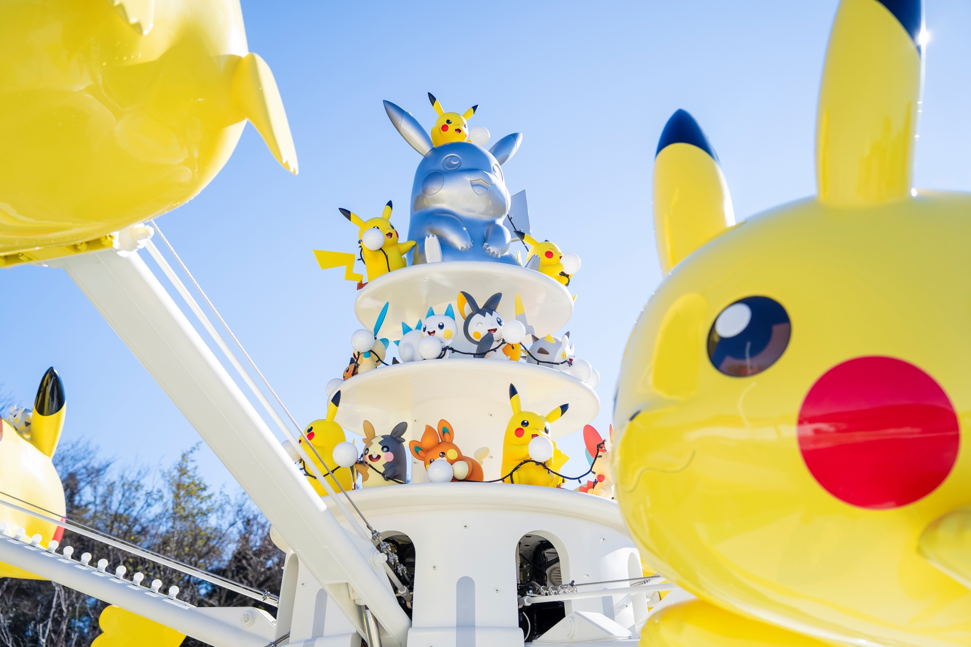 大きなピカチュウ達がグルグル回る「ピカピカパラダイス」。中央に集まったでんきタイプのポケモンがライドを動かしているのだ