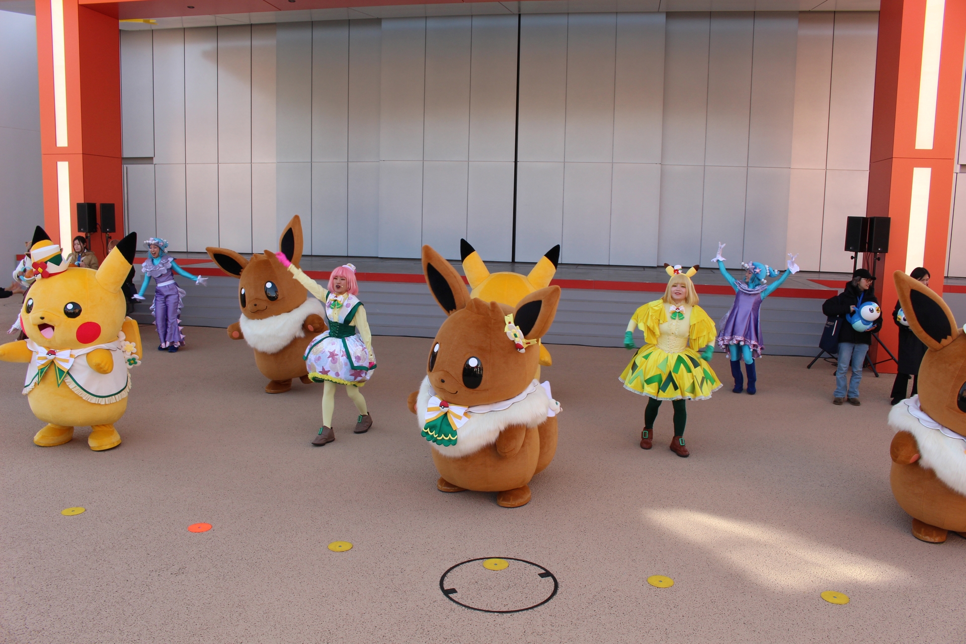 ノリノリのミュージックをバックに、ピカチュウとイーブイ達がダンサーを伴って行進。パフォーマンスが行われる2か所は絶好のビューポイントだ