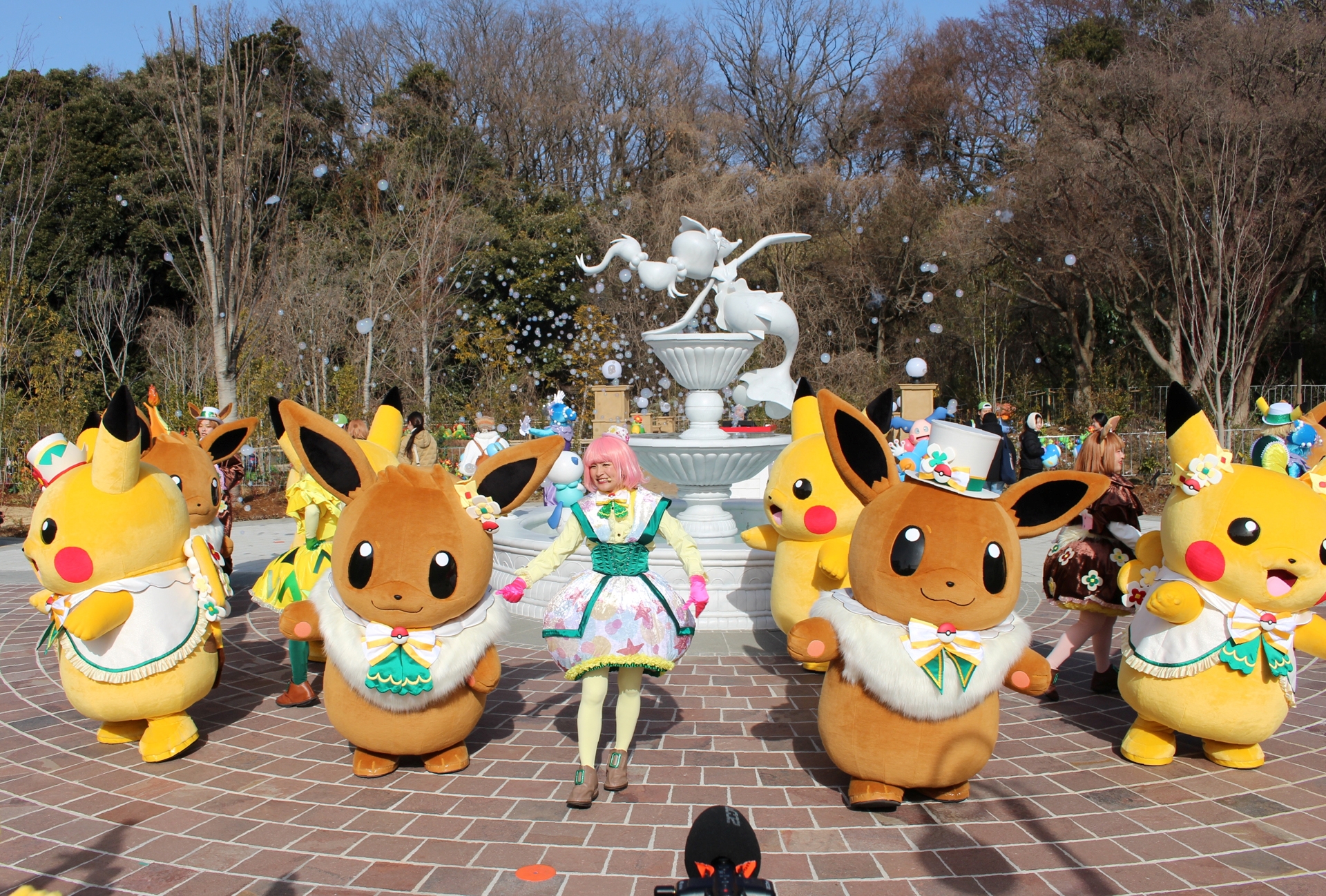 ノリノリのミュージックをバックに、ピカチュウとイーブイ達がダンサーを伴って行進。パフォーマンスが行われる2か所は絶好のビューポイントだ