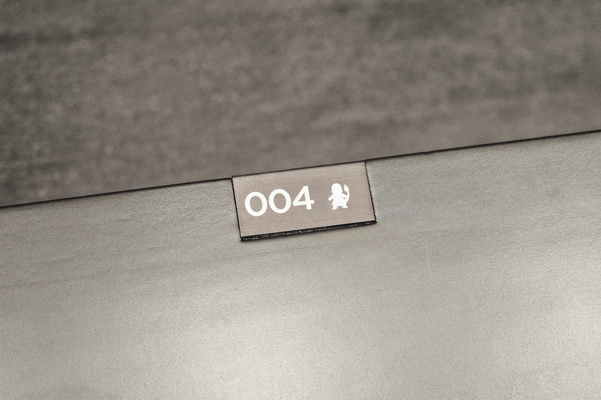 カヤツリジムのシートには、ポケモンずかんの番号と対象のポケモンのアイコンがあしらわれている