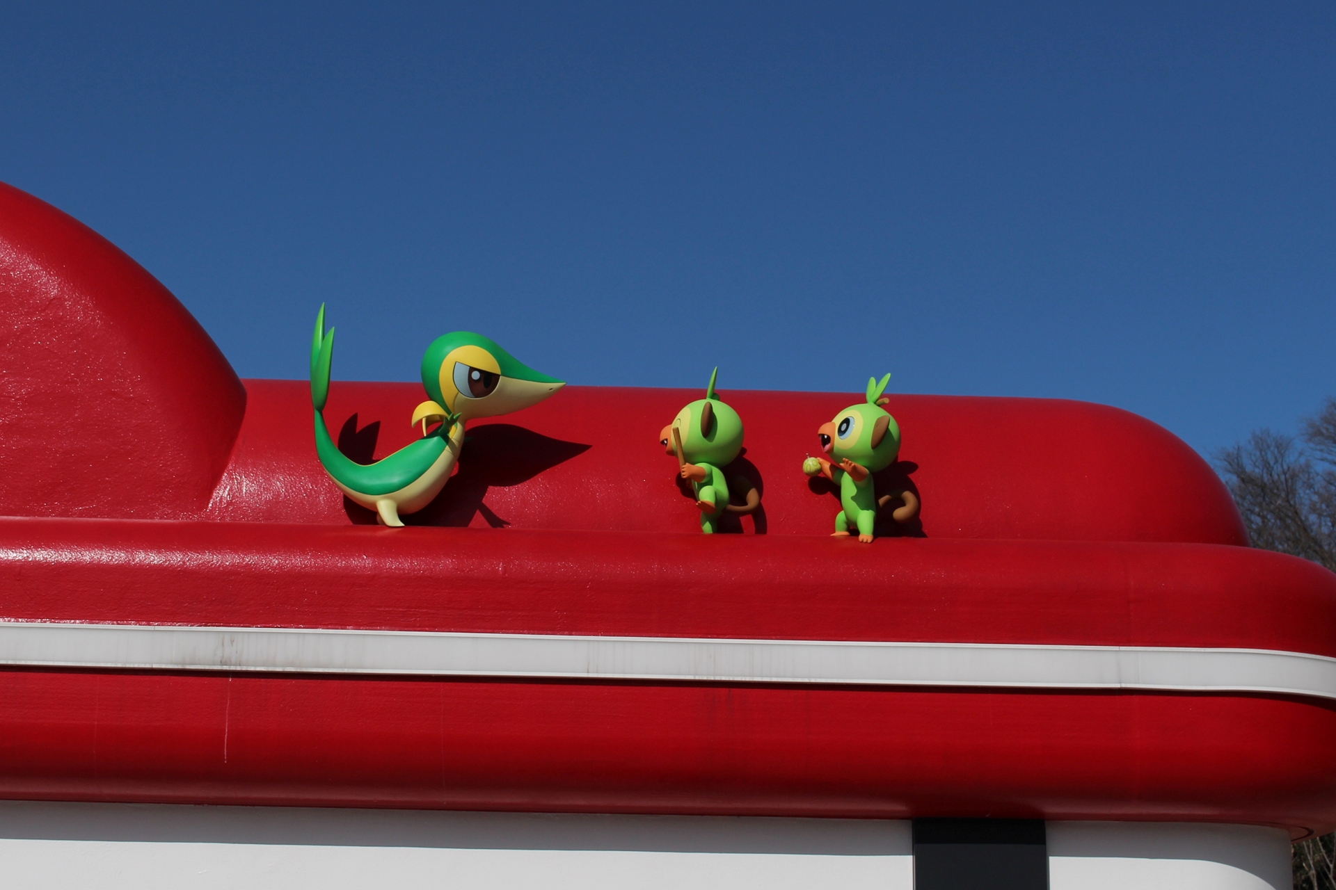 街のあちこちで見かけるポケモン達。カメラのファインダー越しに撮影をしていると「ポケモンスナップ」を遊んでいるような気分になった