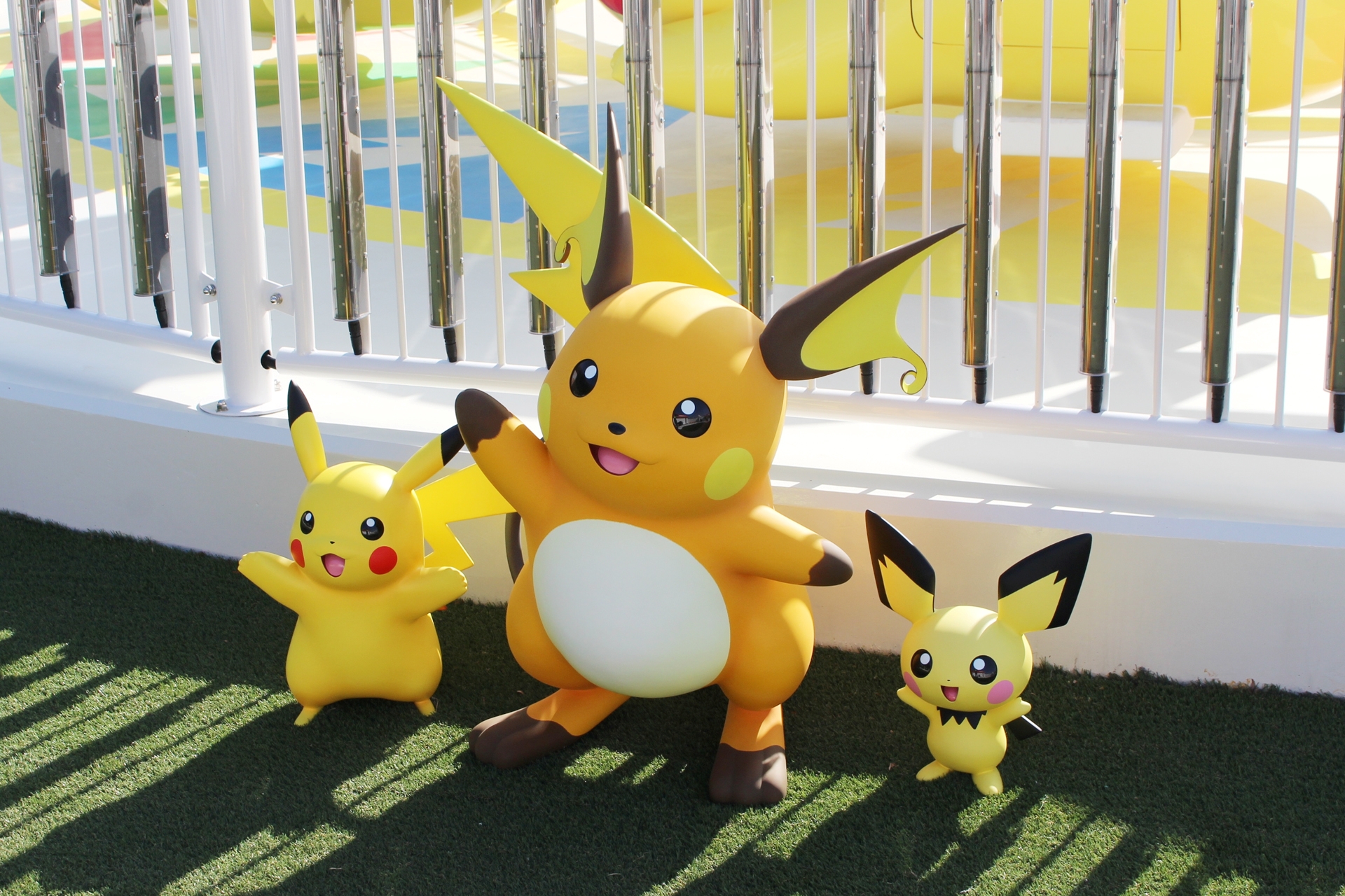 街のあちこちで見かけるポケモン達。カメラのファインダー越しに撮影をしていると「ポケモンスナップ」を遊んでいるような気分になった