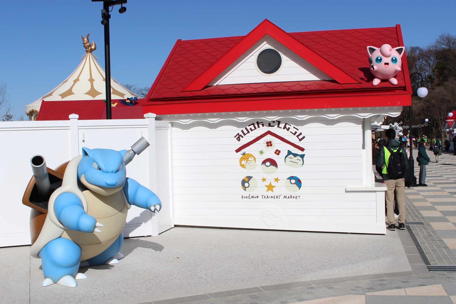 街のあちこちで見かけるポケモン達。カメラのファインダー越しに撮影をしていると「ポケモンスナップ」を遊んでいるような気分になった