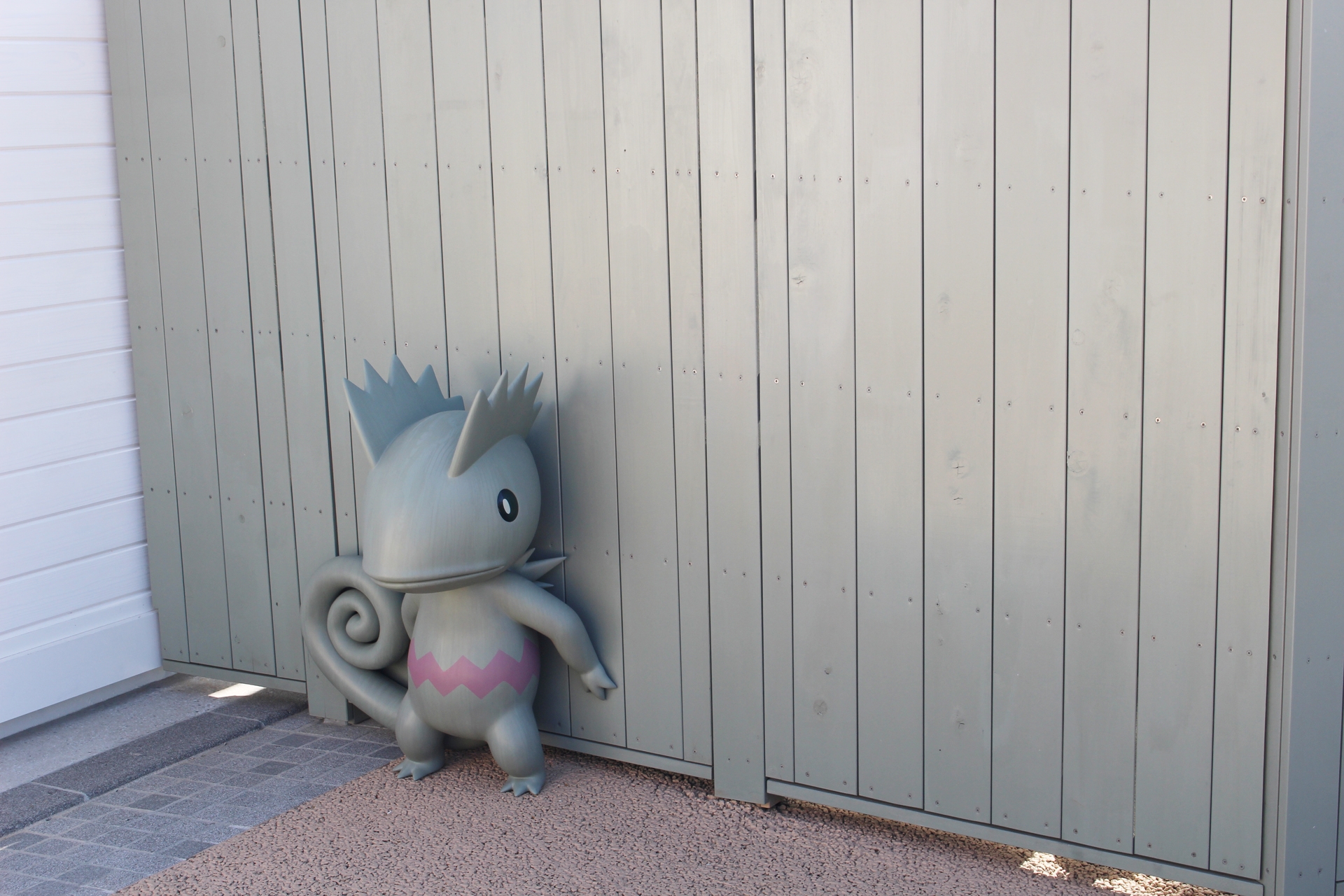 街のあちこちで見かけるポケモン達。カメラのファインダー越しに撮影をしていると「ポケモンスナップ」を遊んでいるような気分になった