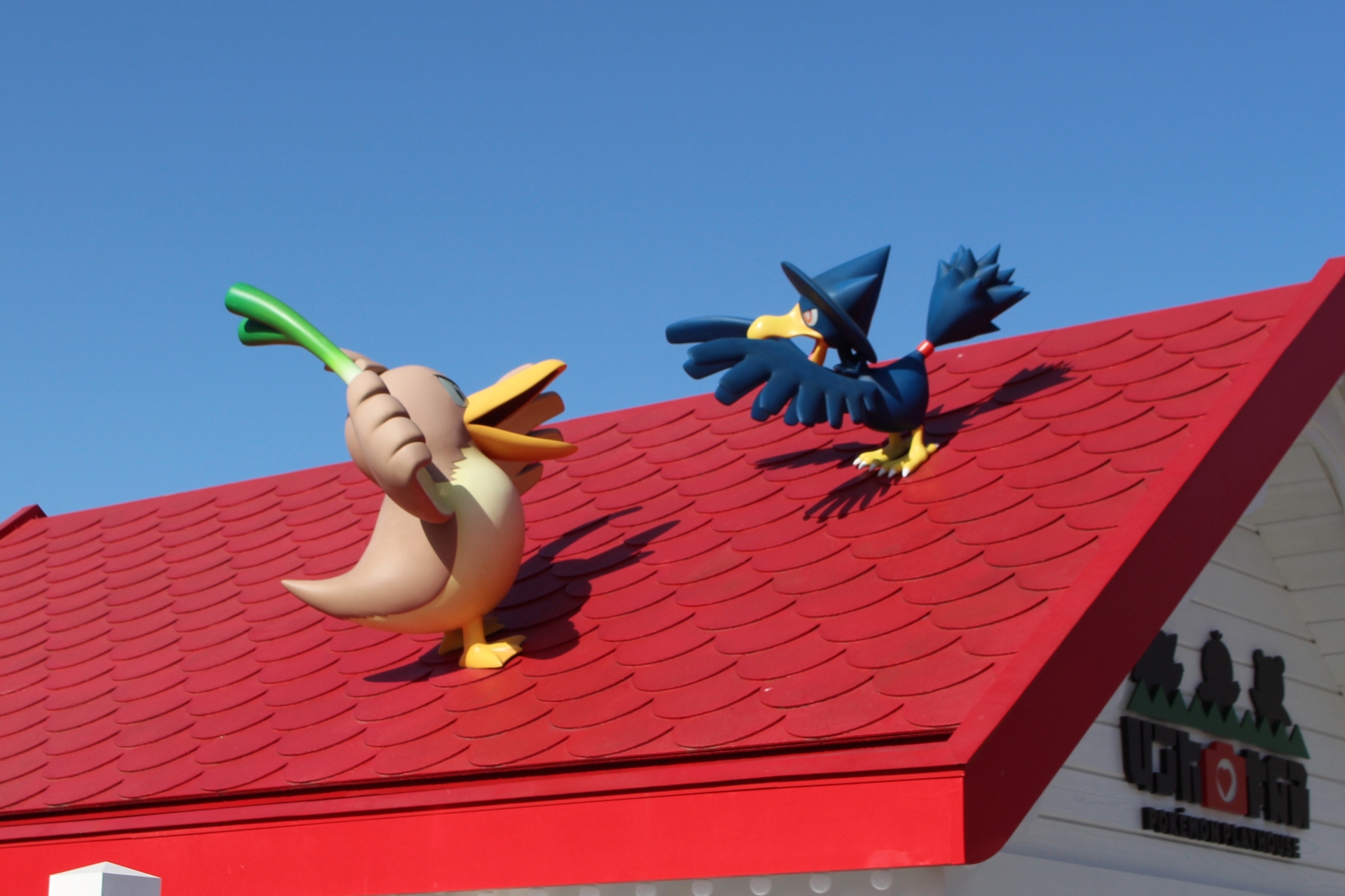 街のあちこちで見かけるポケモン達。カメラのファインダー越しに撮影をしていると「ポケモンスナップ」を遊んでいるような気分になった