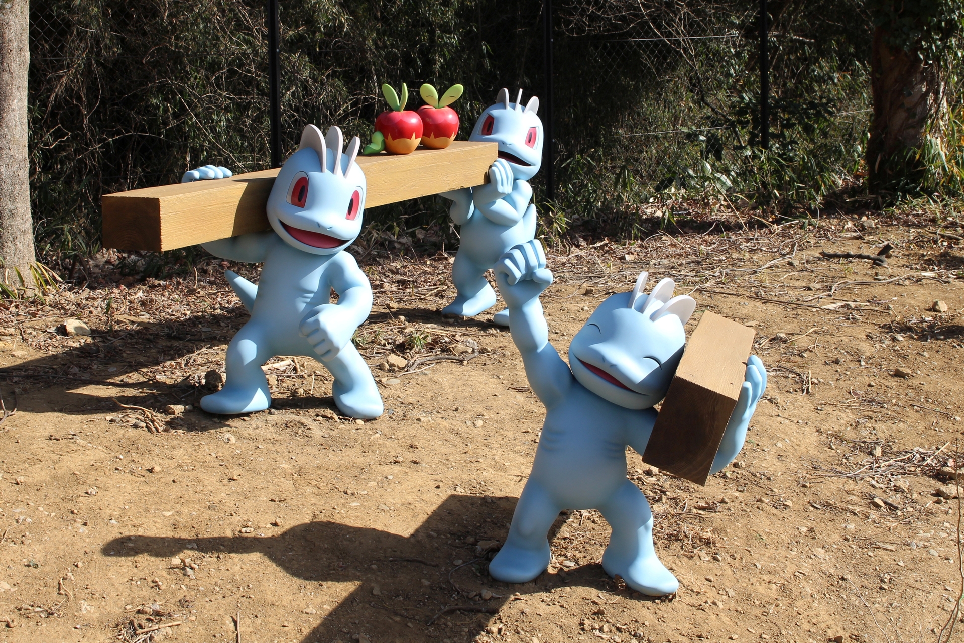 街のあちこちで見かけるポケモン達。カメラのファインダー越しに撮影をしていると「ポケモンスナップ」を遊んでいるような気分になった