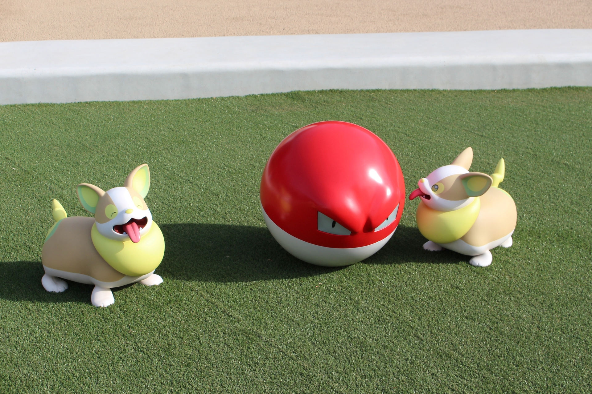 街のあちこちで見かけるポケモン達。カメラのファインダー越しに撮影をしていると「ポケモンスナップ」を遊んでいるような気分になった