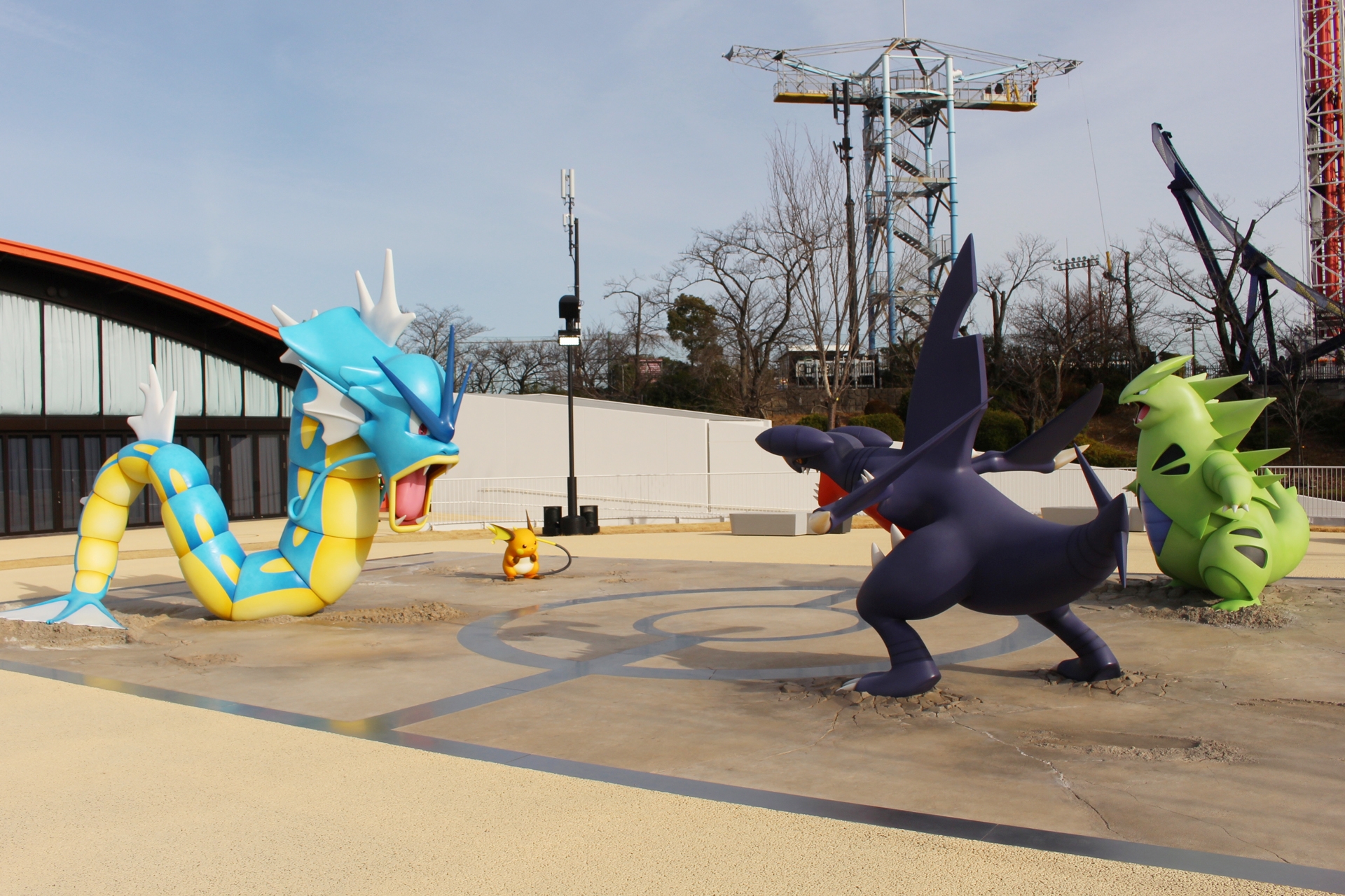ジムの裏手にある「バトルコート」では、ライチュウ＆ギャラドスvsバンギラス＆ガブリアスの大迫力のダブルバトルが行われている