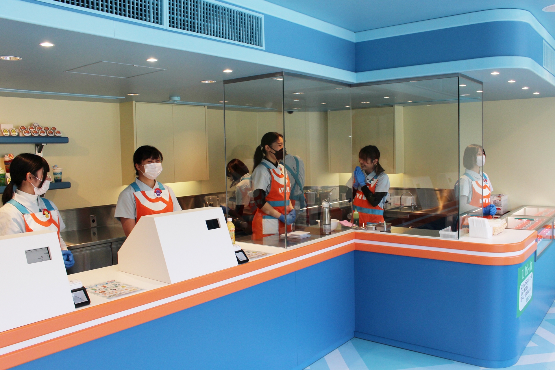 施設内スタッフのみなさんは、自身の相棒や推しポケモンのバッジを身に着けているそうだ