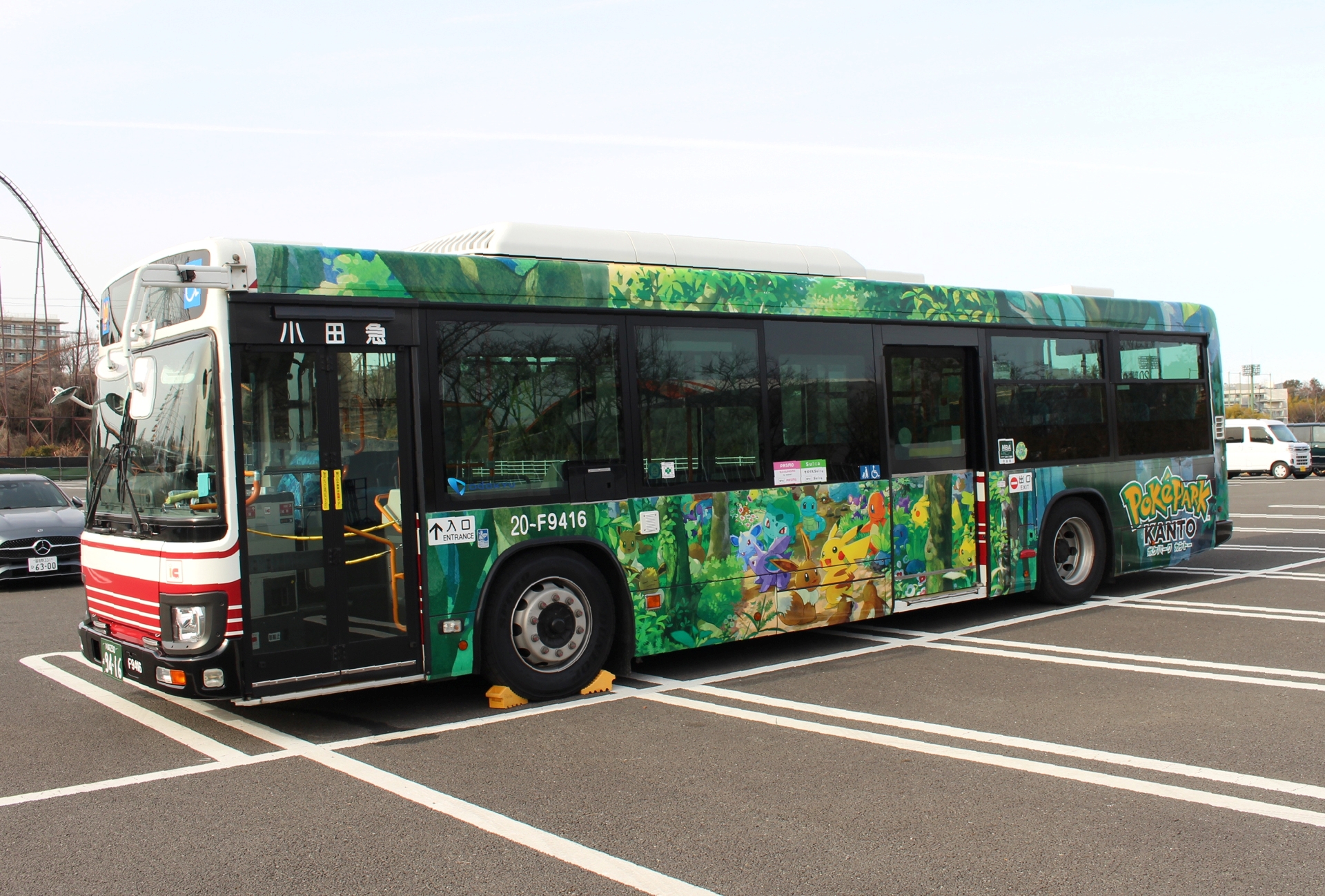 ポケパーク カントーのオープンを記念した小田急のラッピングバスも運行が開始される