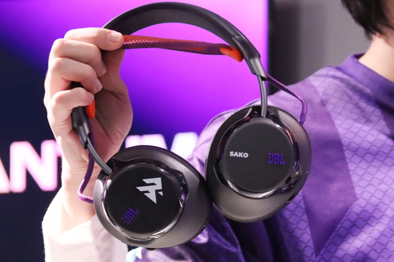 会場では、チームのロゴと選手名が入ったカバーが両選手にプレゼントされた。近い内、試合などで見る日があるかもしれない