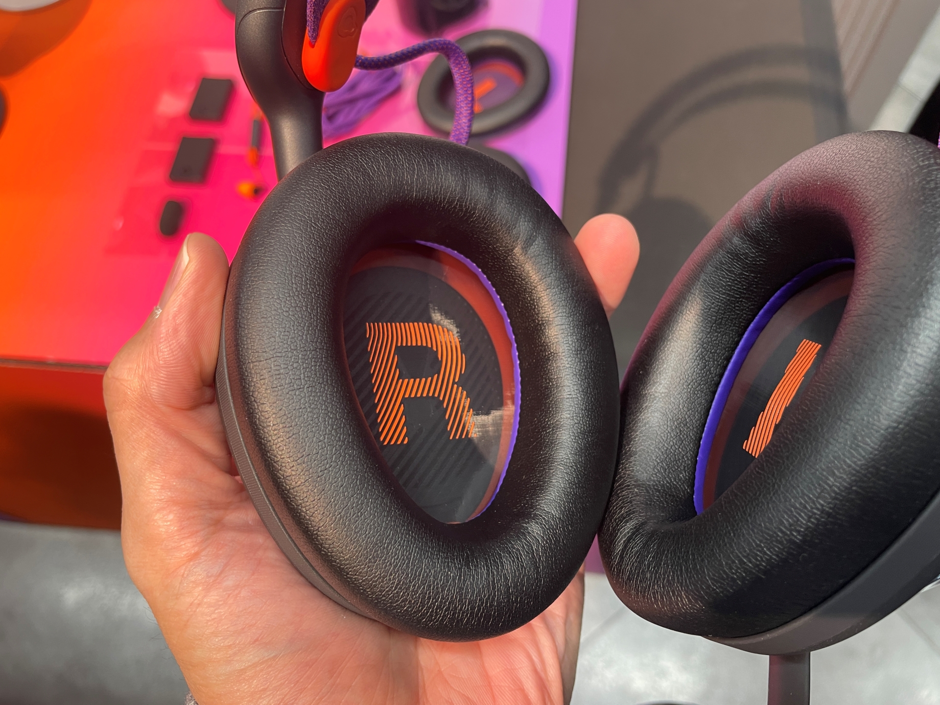 ハンモック構造のヘッドバンドとイヤーパッドのアップ