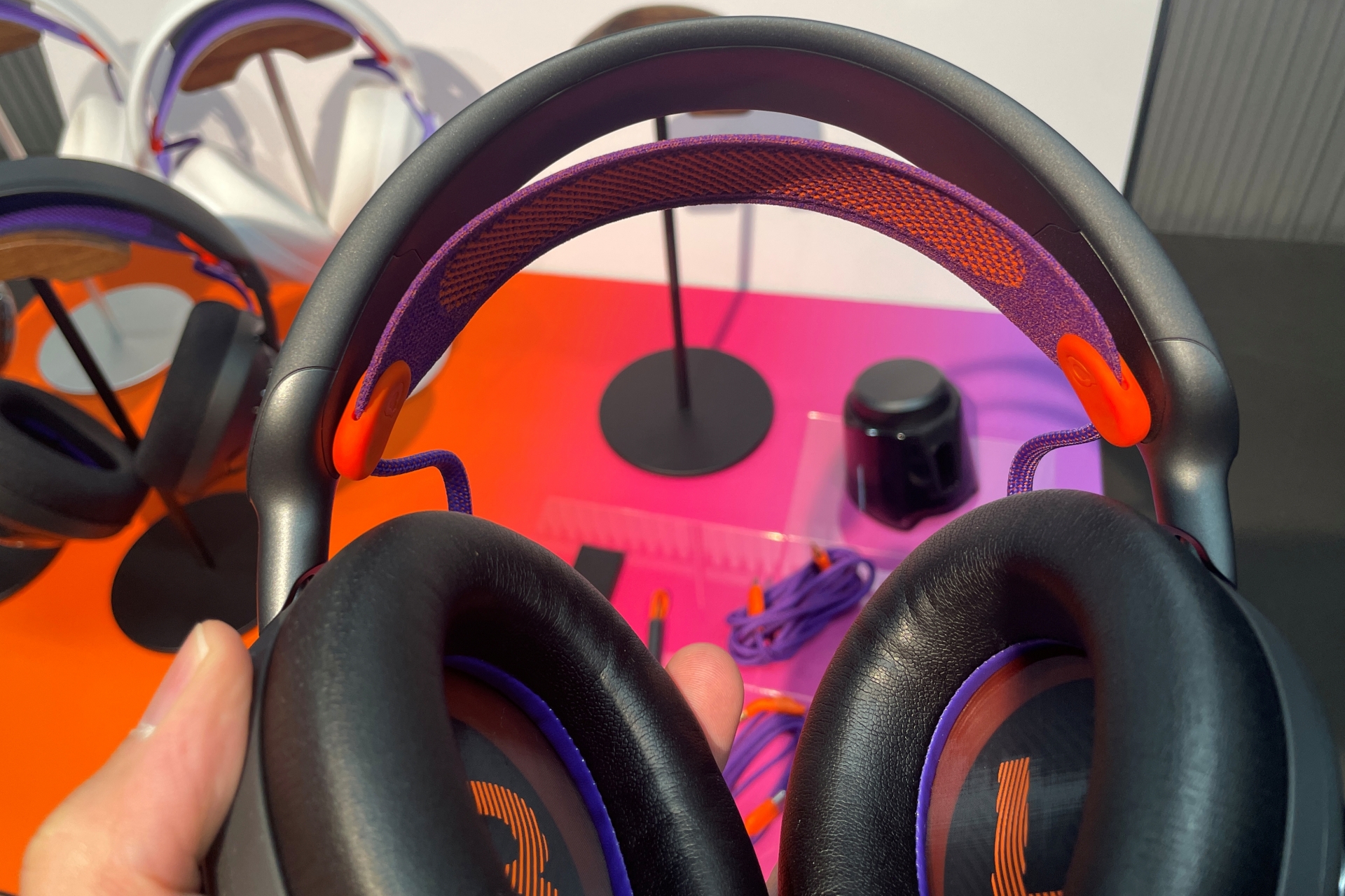 ハンモック構造のヘッドバンドとイヤーパッドのアップ