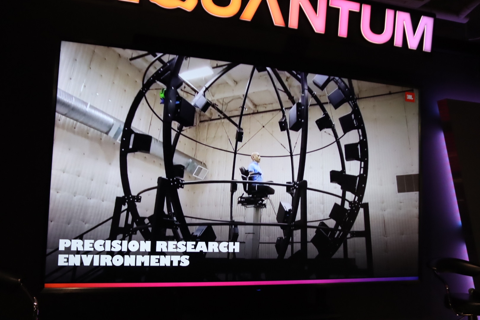 空間サウンドはJBL独自に開発された技術が使われている