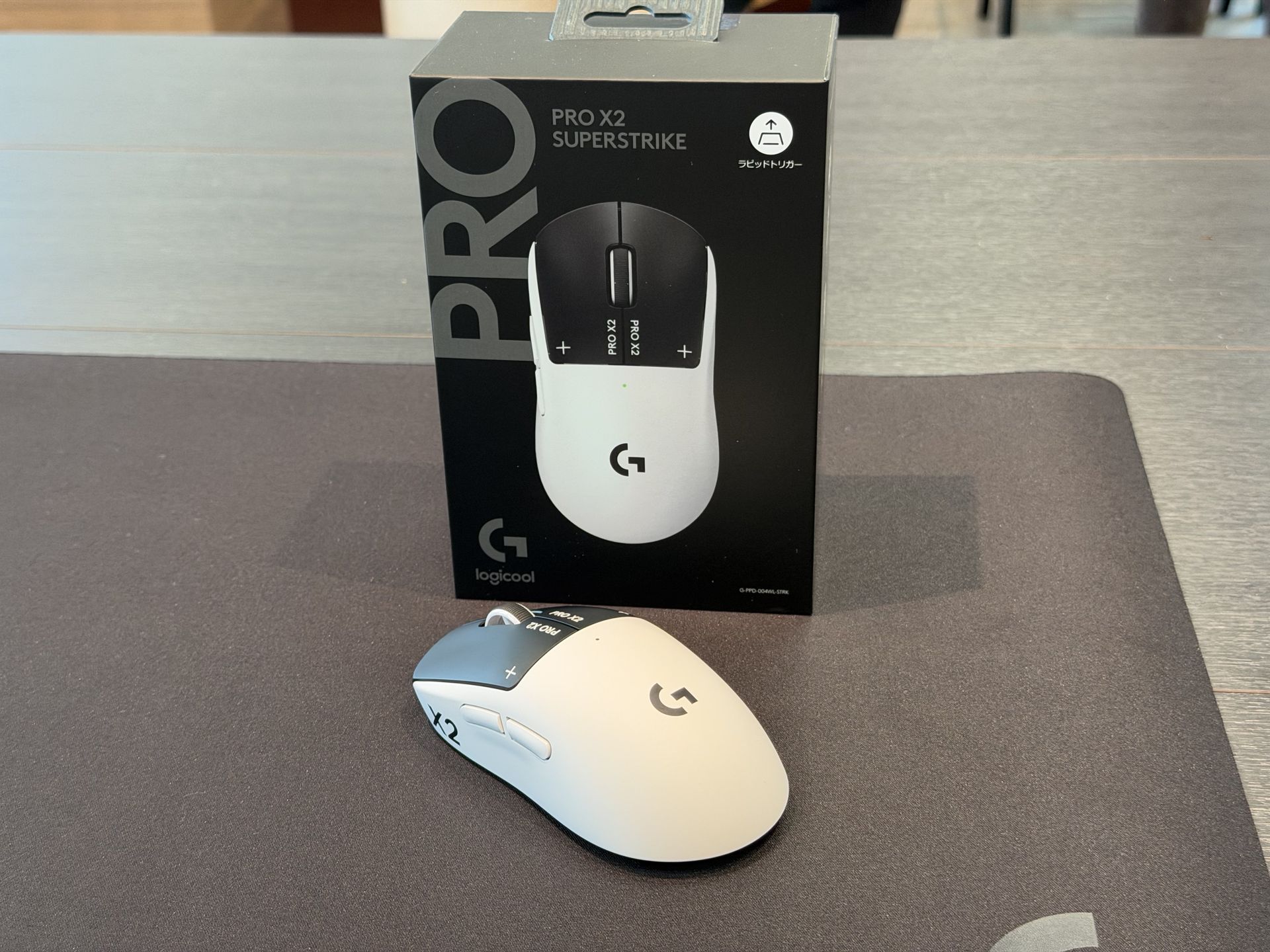 白黒ツートンカラーが特徴的な本機