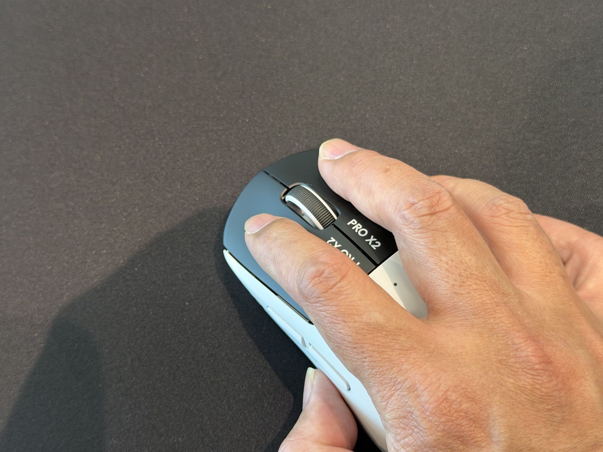 クリックした際のフィードバックの質は、従来のクリック感から大きく変わるものではないが、オフにできるのがおもしろい