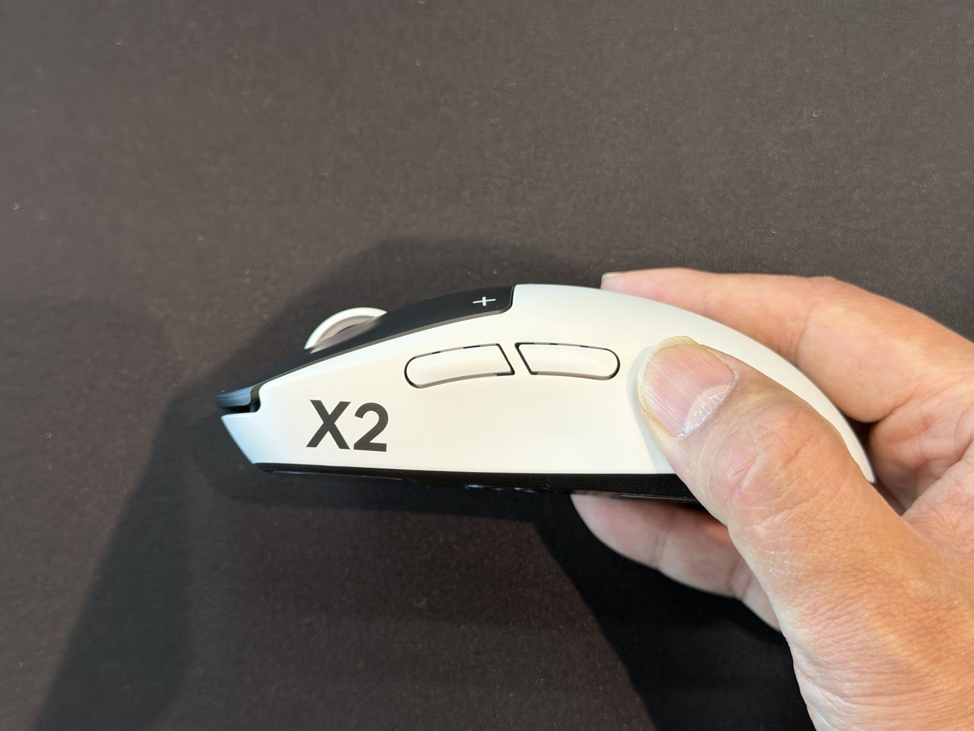 クリックボタンのストロークの深さは、従来モデルと同様わずか数mm程度だが、10段階で設定できる