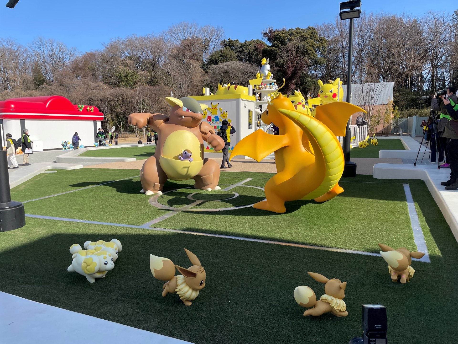 芝生のあるエリアもあって、気軽に立ち入れる。オープン後は、子どもたちとポケモンが一緒に遊んでいる風景が広がるだろう