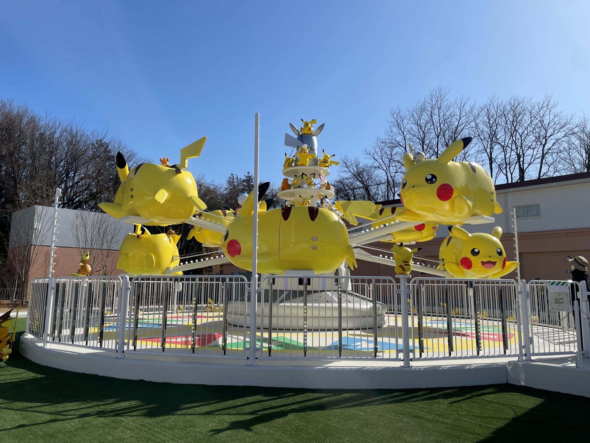 アトラクション「ピカピカパラダイス」の周りも芝生エリアになっている