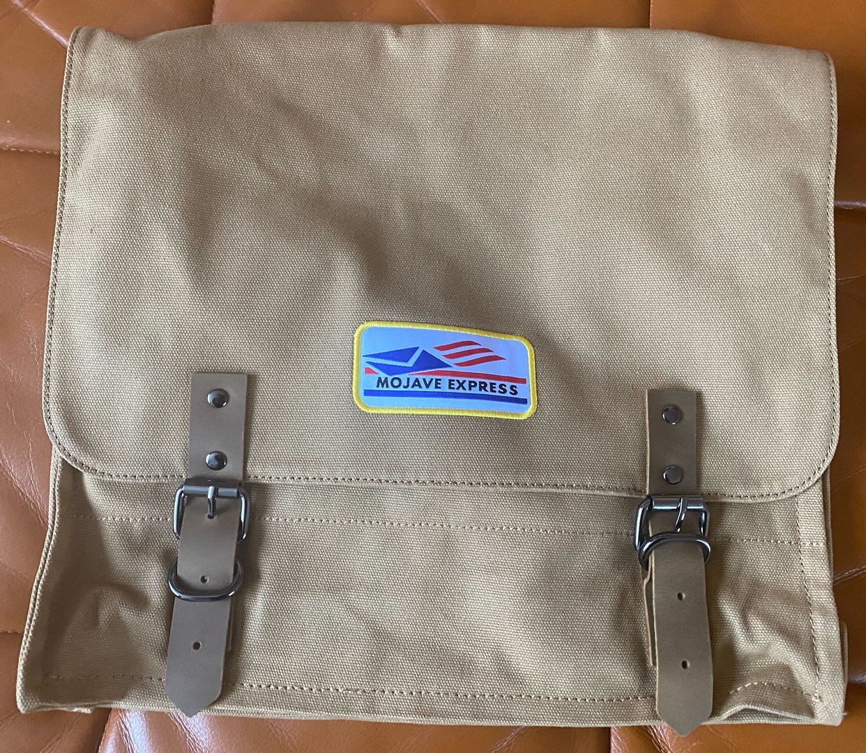 表面。「Mojave Express」のパッチが可愛らしい