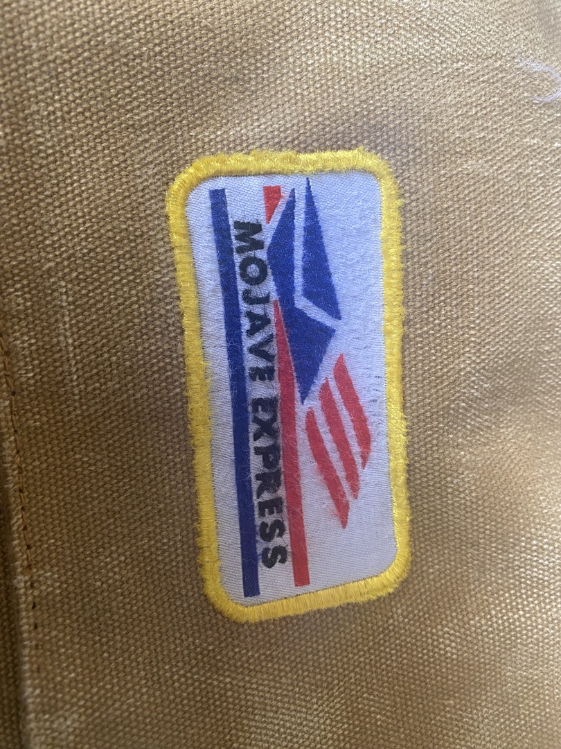 ワッペンの加工後の姿。刺繍糸の縫い付けてある向きに対して垂直になるように削ると程よく表面だけ毛羽立つ