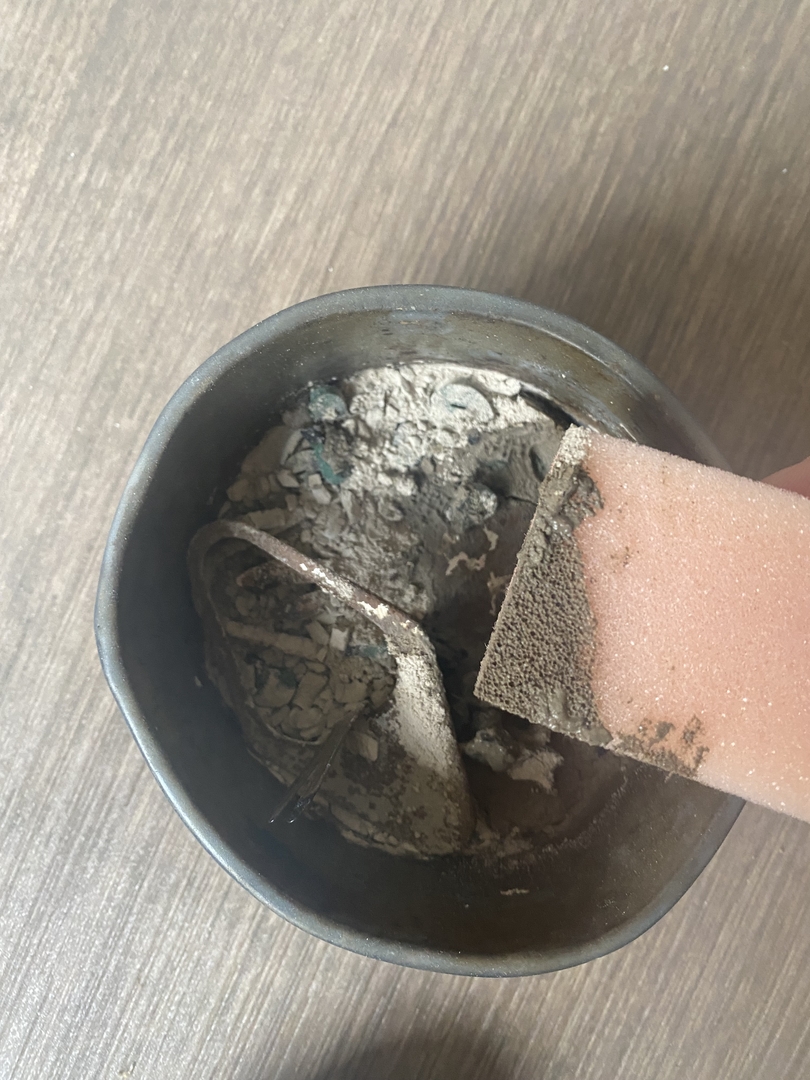 灰に混ぜる水の量は少量。多すぎると薄くなるし扱いにくい