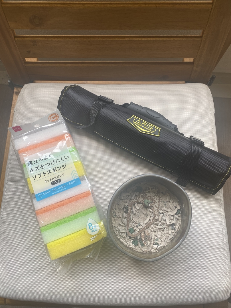 今回使うのは金属ヤスリセット、ダイソーのスポンジ、昨年夏に使ったまま放置していた蚊取線香の灰